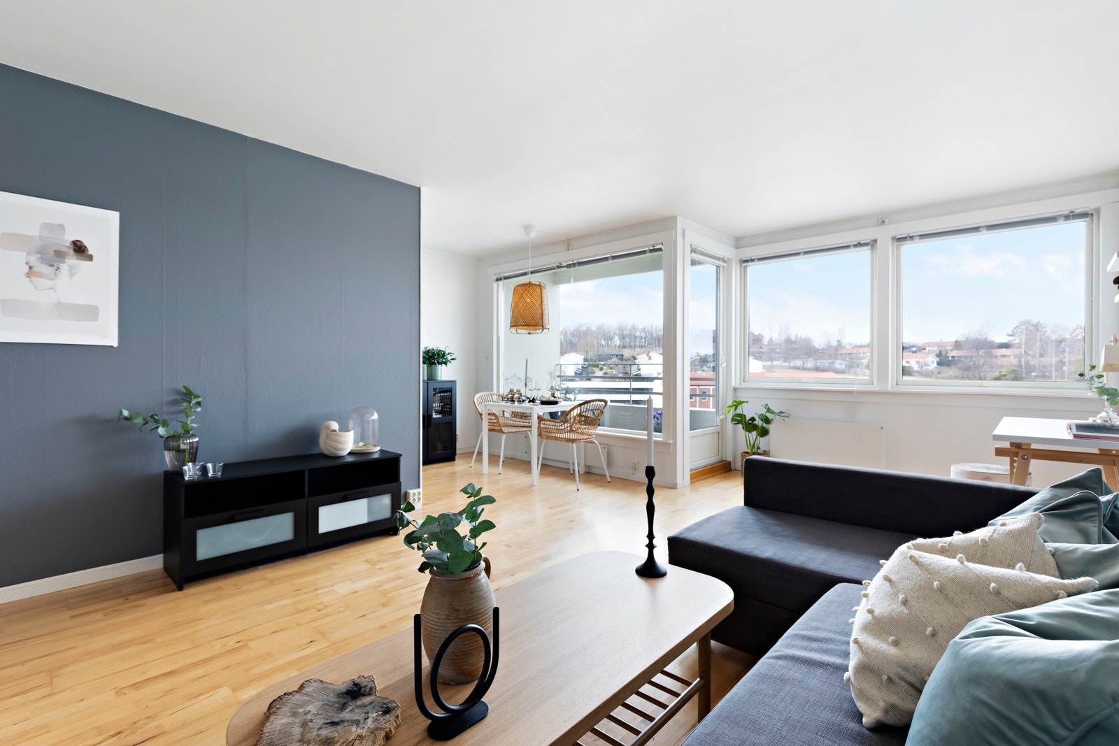 Velkommen til en lys og meget kvadratsmart 1-roms, beliggende i 4. etasje (med heisadkomst) i et attraktivt og sentralt område Skøyenåsen! Galleribilde