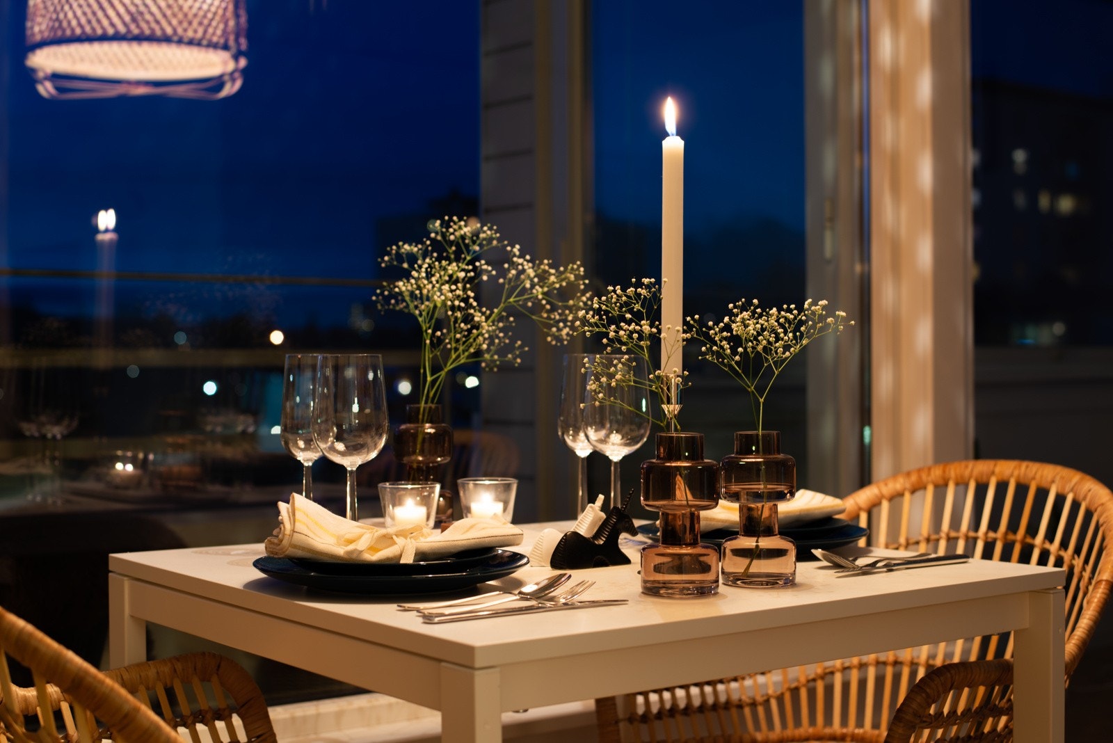 De store vindusflatene gir et stemningsfullt lys på kveldstid. Galleribilde