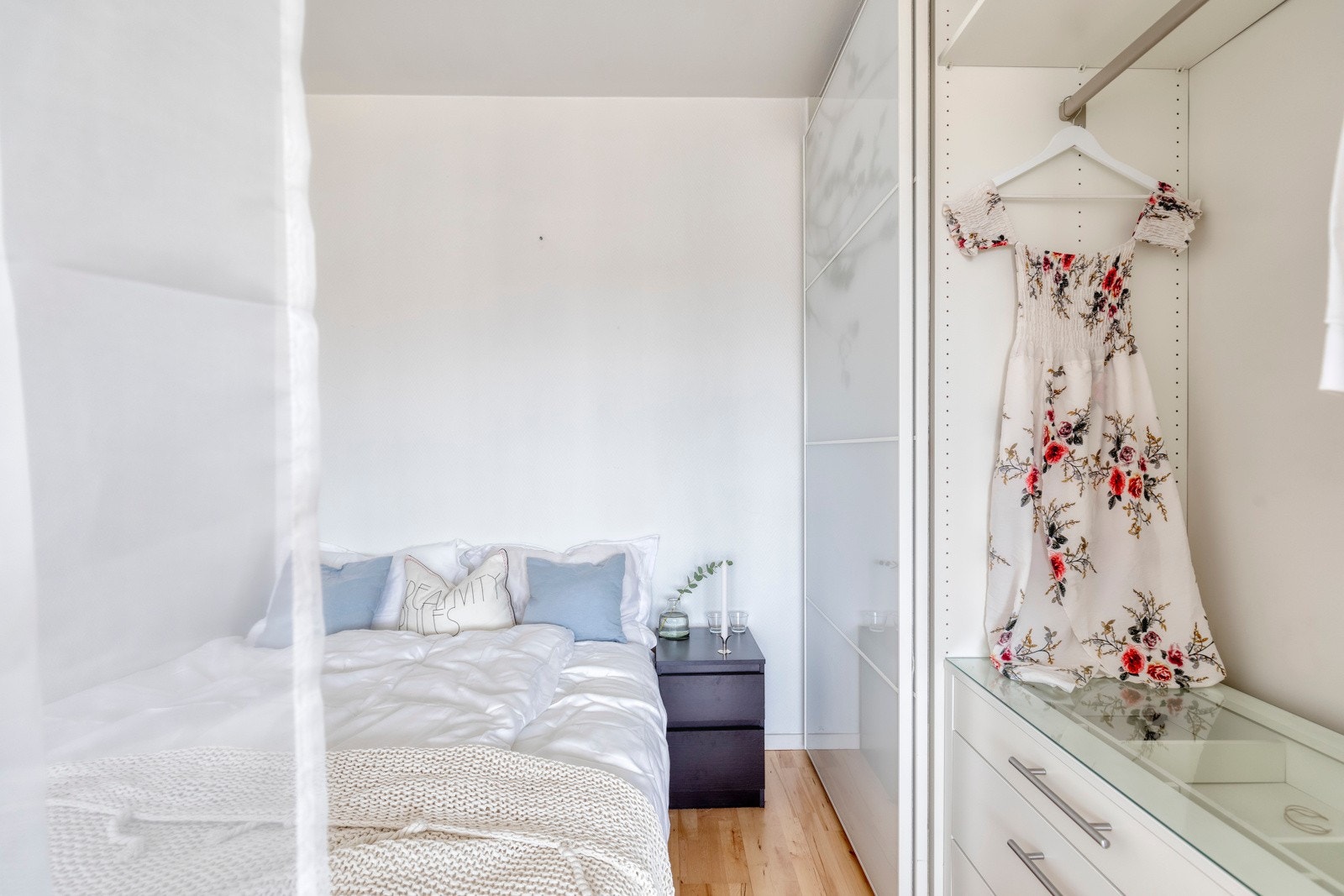 Rikelig oppbevaringsplass i skyvedørsgarderobe med hvite fronter. Galleribilde