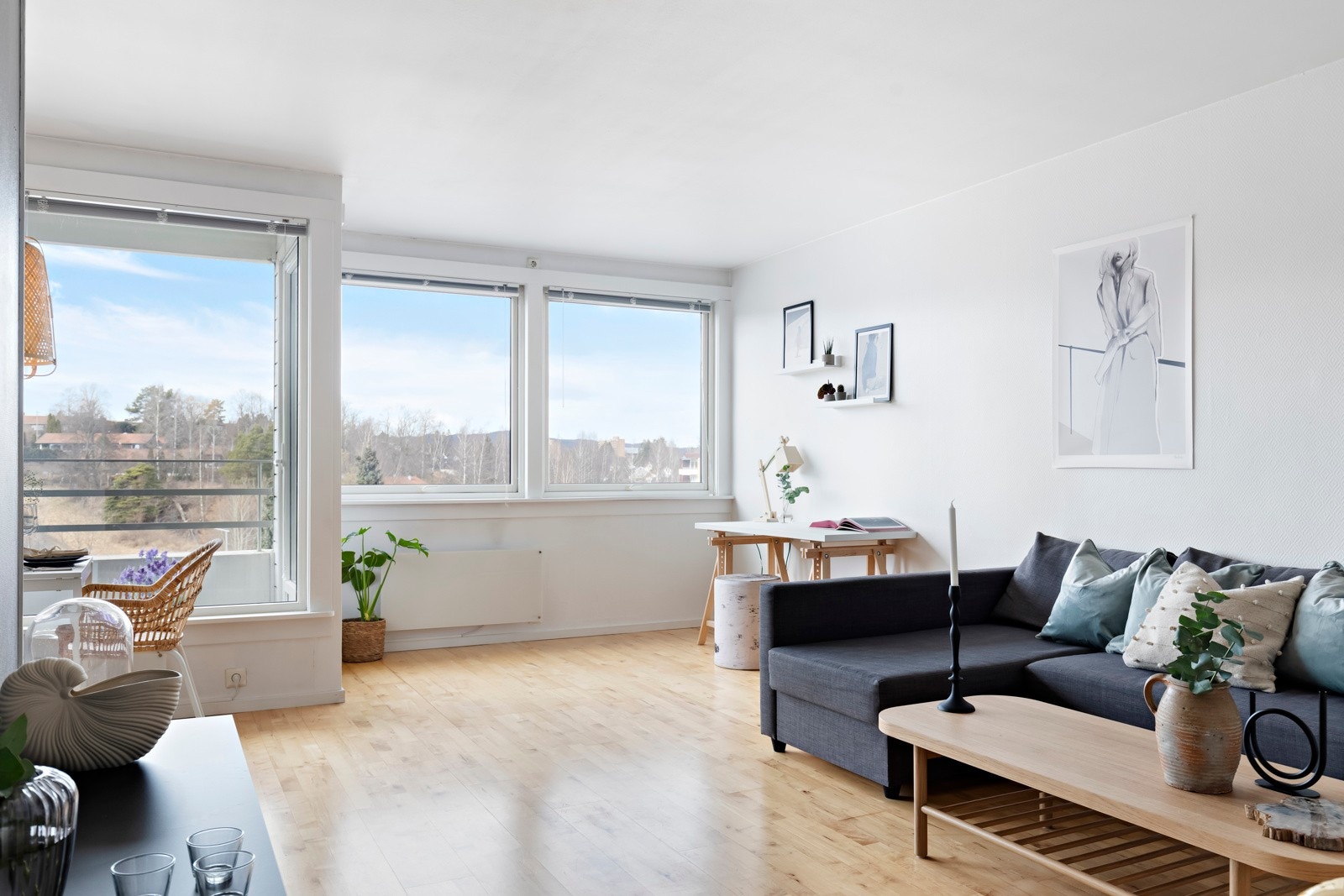Lyse fargevalg og parkett på gulv. Galleribilde