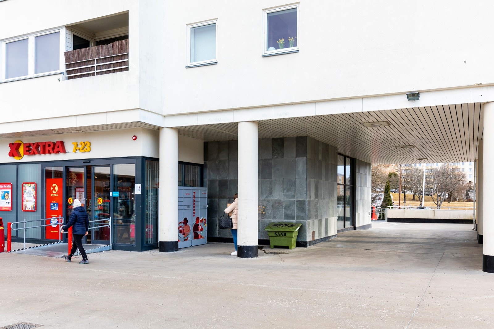 Coop Extra i samme bygg, og ellers kort vei til andre dagligvarebutikker. Galleribilde