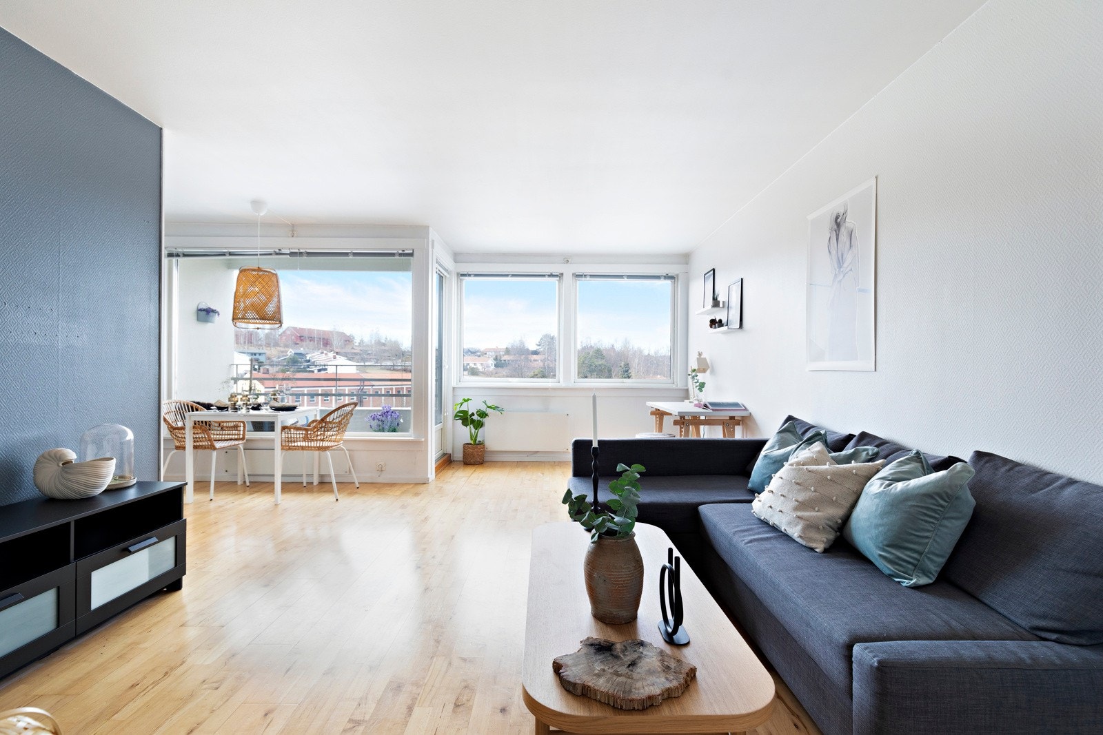 Lys og hyggelig stue med god plass til sofagruppe, TV-seksjon, spisebord og annet ønsket møblement. Galleribilde