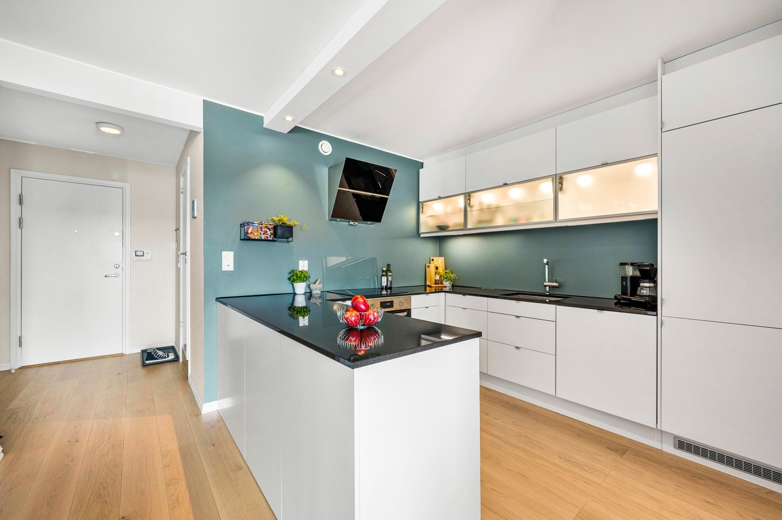 Åpen løsning mot kjøkken med flott innredning fra Epoq og nymalt kontrastvegg i lekker farge. Galleribilde