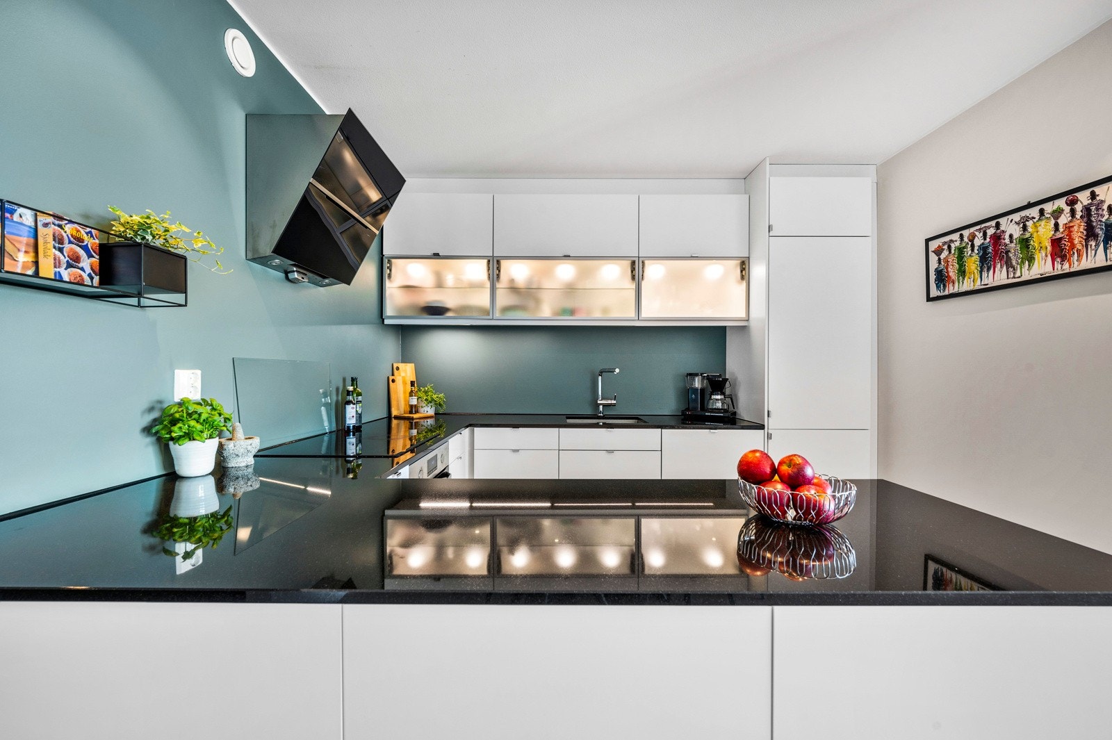 Kjøkkenhalvvøy som gir ekstra gode arbeidsflater og oppbevaringsplass. Galleribilde