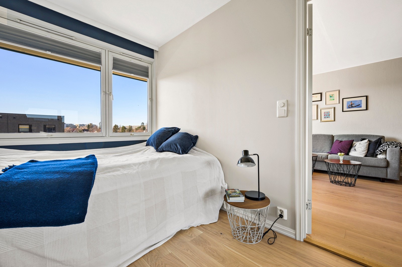 Soverom av god størrelse med god plass til seng og nattbord. Galleribilde