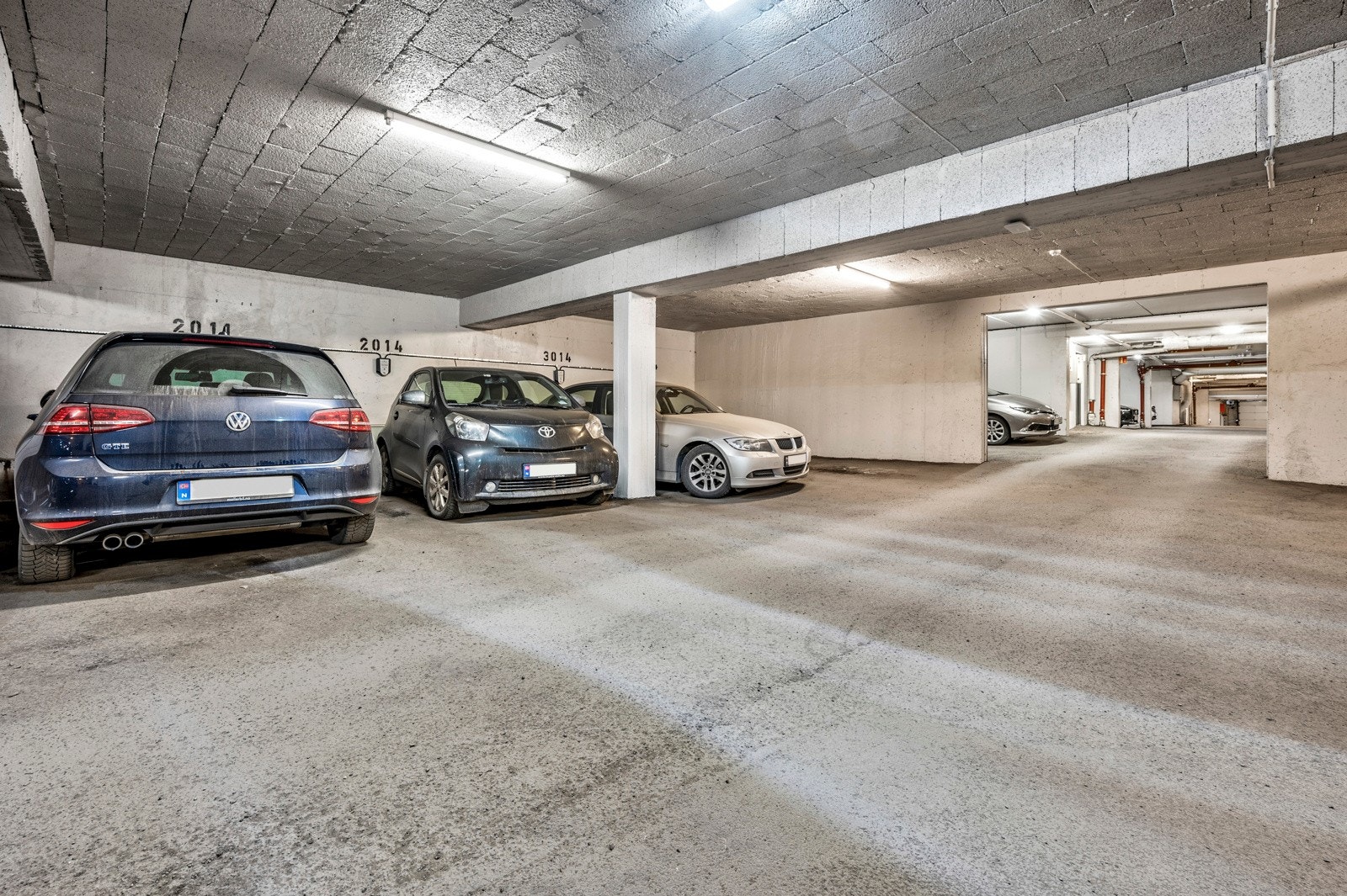 Parkeringsplass i felles garasjeanlegg under blokken følger boligen ved salg. Galleribilde
