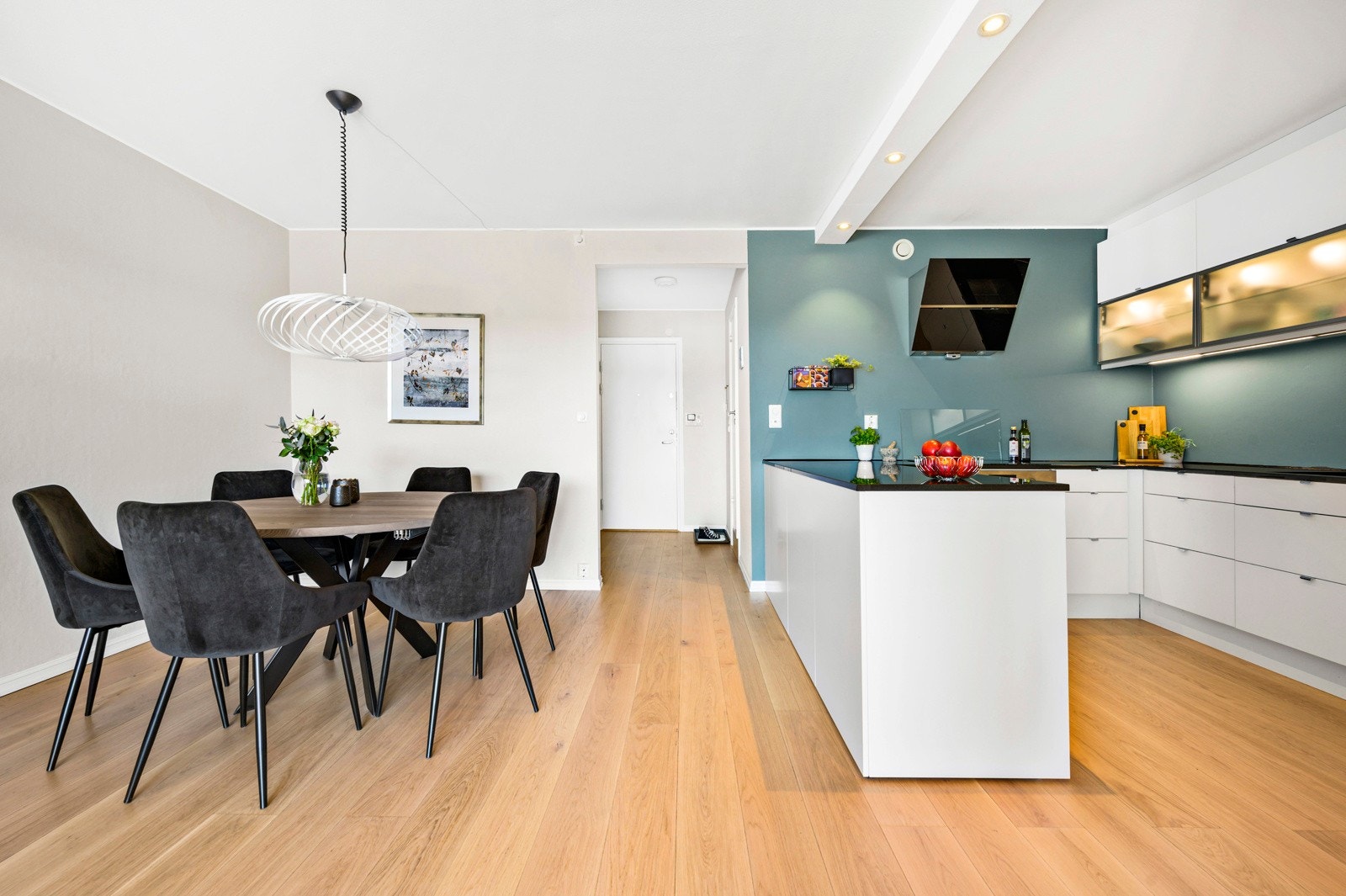 Stuen er et naturlig samlingspunkt med en sosial tilknytning til kjøkkenet. Galleribilde