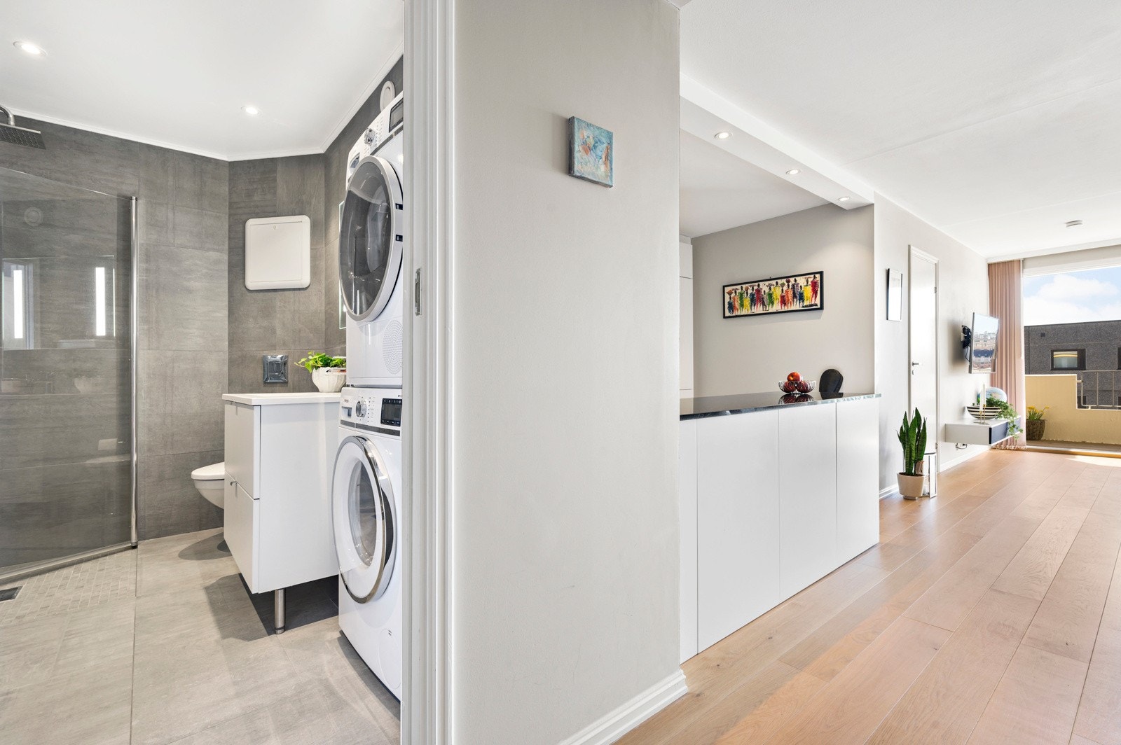 Stuen gir deg plass til både hyggelig tv- og sofakrok, samt egen del for spisebord med tilhørende møblement. Galleribilde