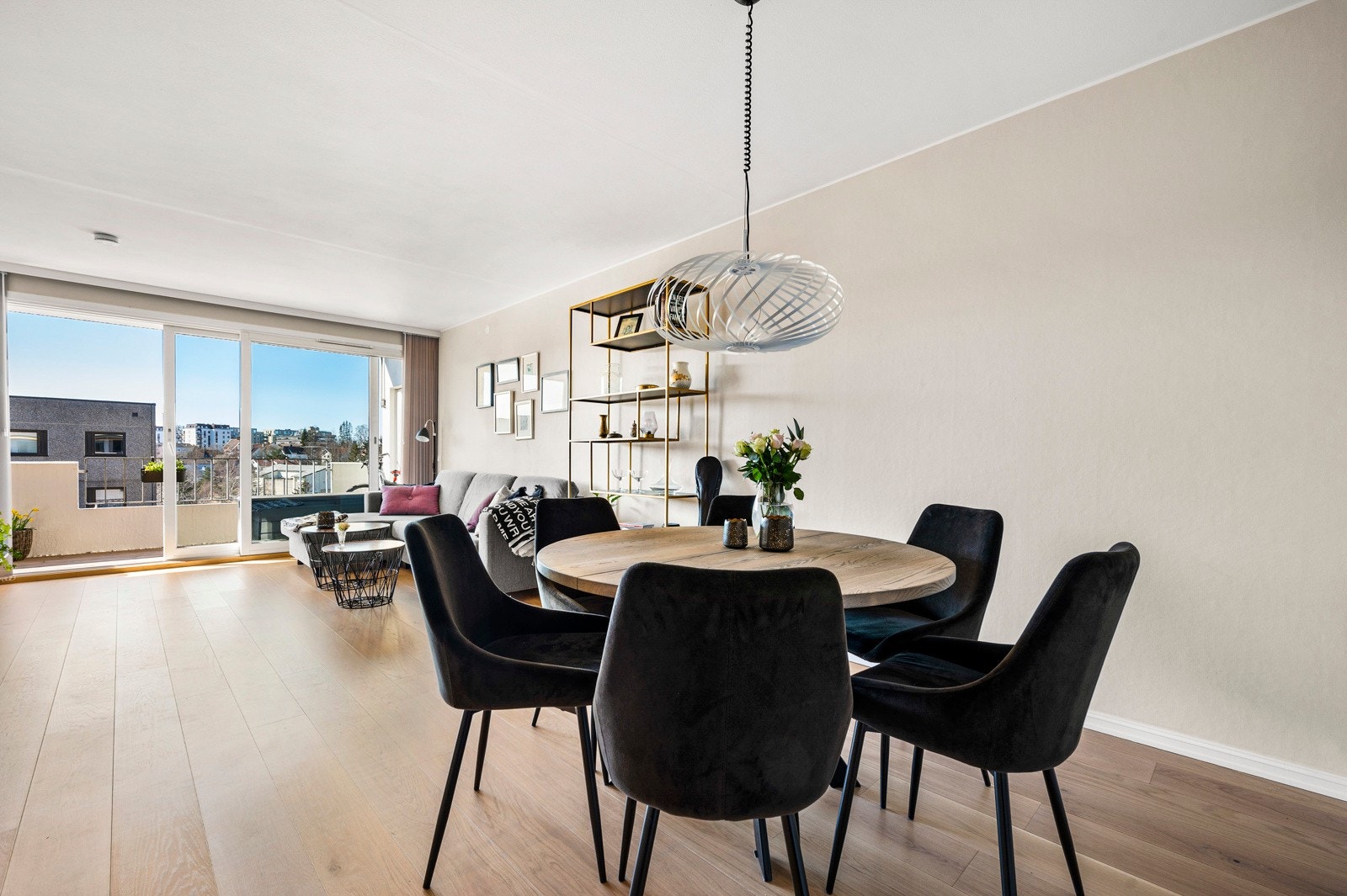 Stuen gir deg plass til både hyggelig tv- og sofakrok, samt egen del for spisebord med tilhørende møblement. Galleribilde