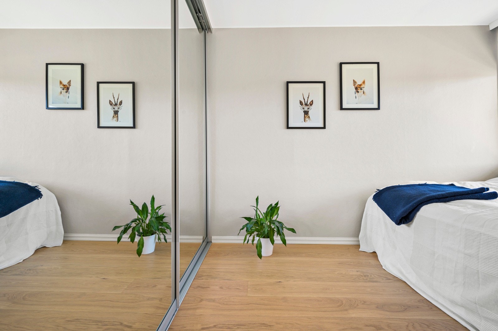 Soverommet er utstyrt med skyvedørsgarderobe som gir praktisk løsning for oppbevaring. Galleribilde