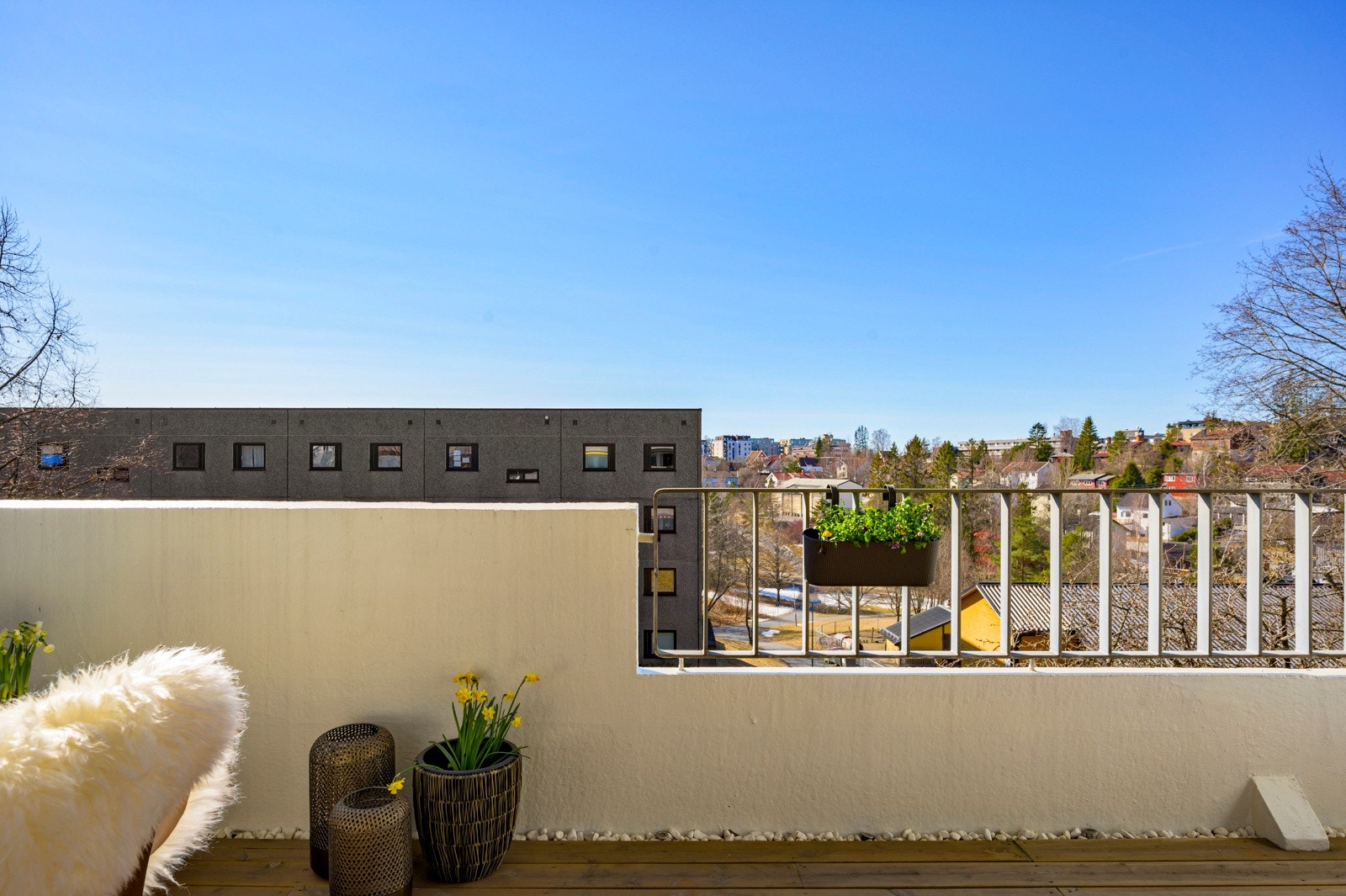 Balkongen gir deg rikelig med plass til utemøblement og grill, og det er montert markise for god solskjerming. Galleribilde