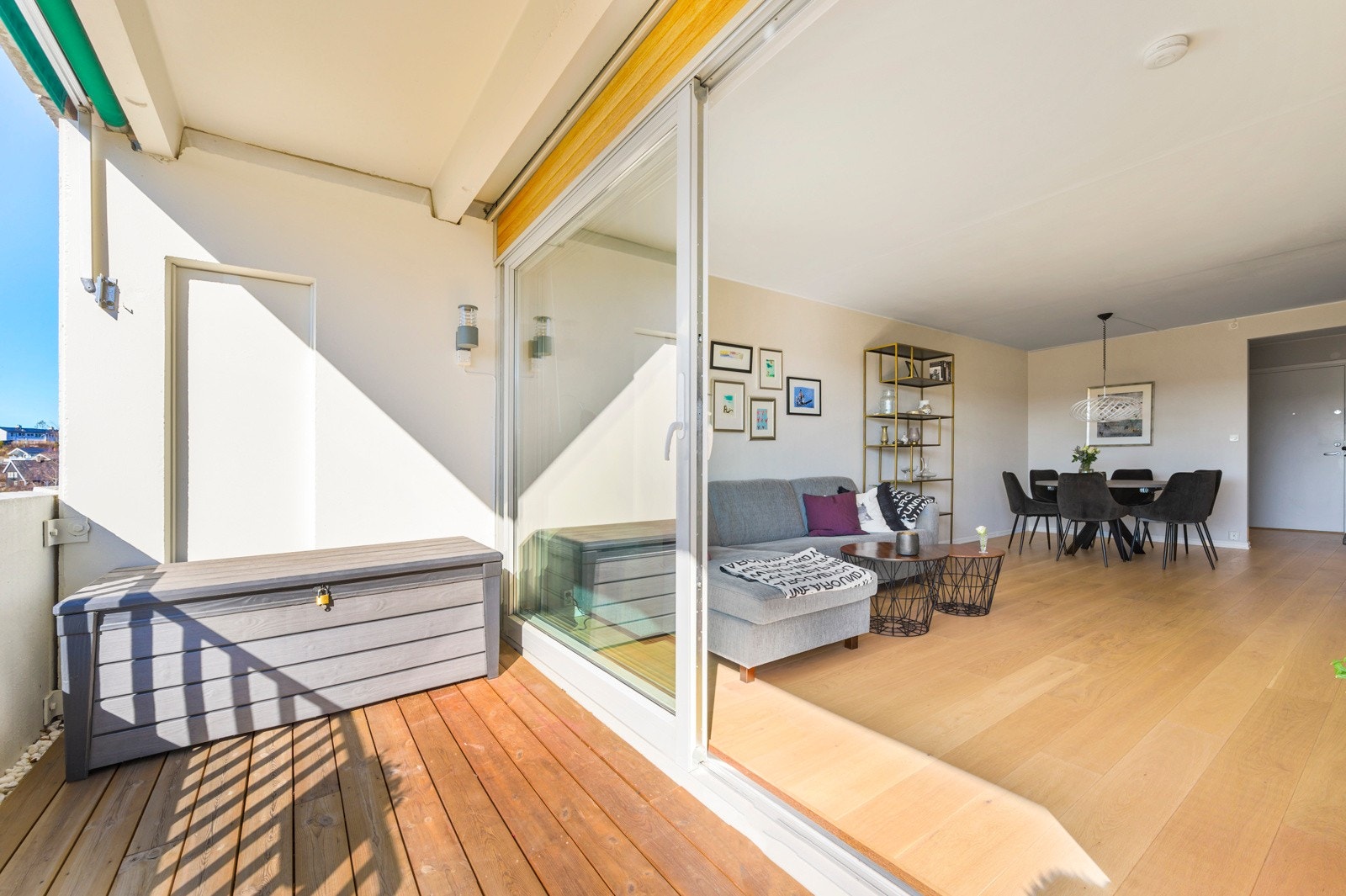 Leiligheten har skyvedører med store vindusflater som sørger for rikelig med naturlig lys inn i stuen. Galleribilde