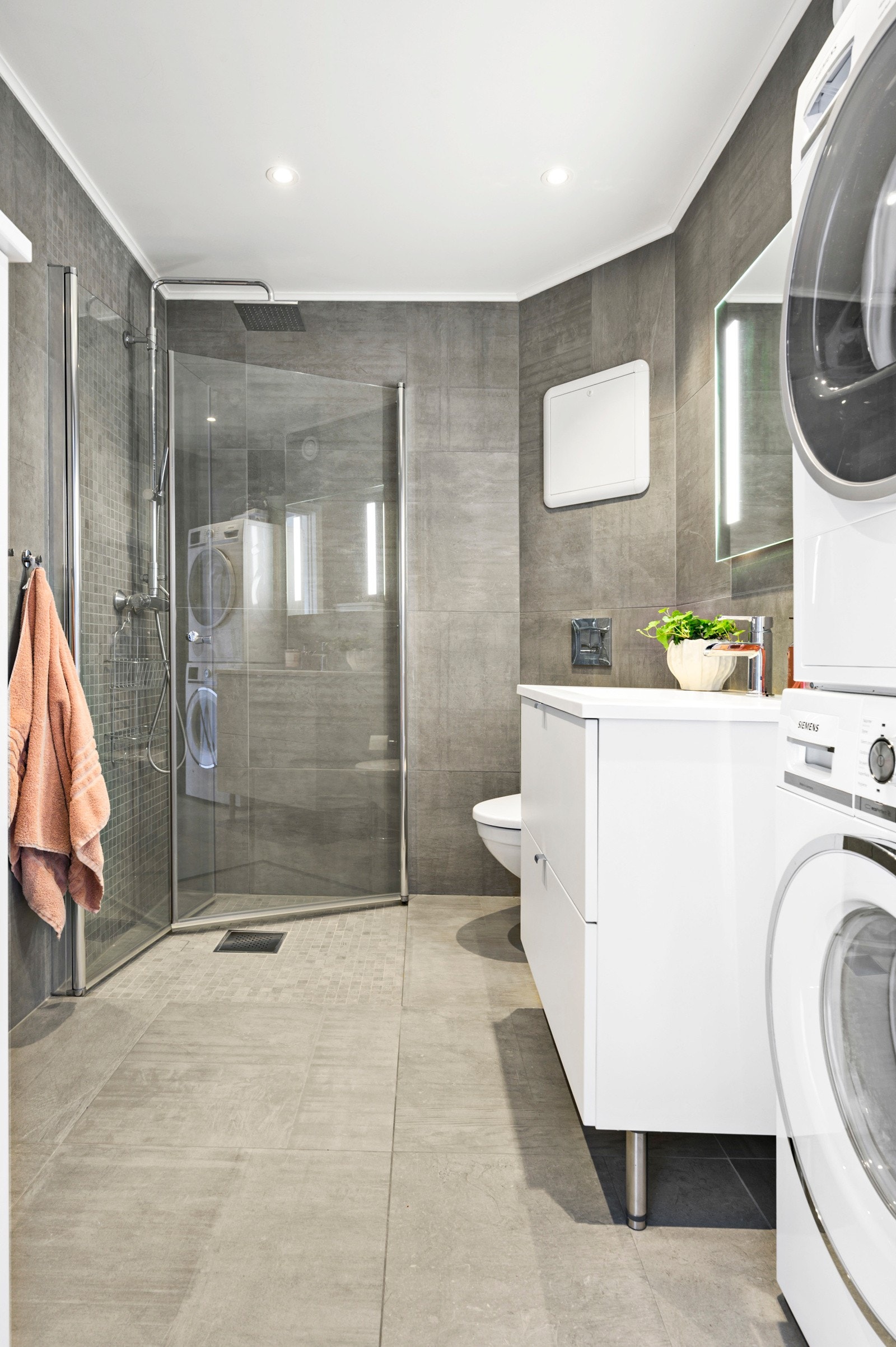 Badet har en god størrelse hvor man har opplegg for vaskemaskin og plass til tørketrommel. Galleribilde