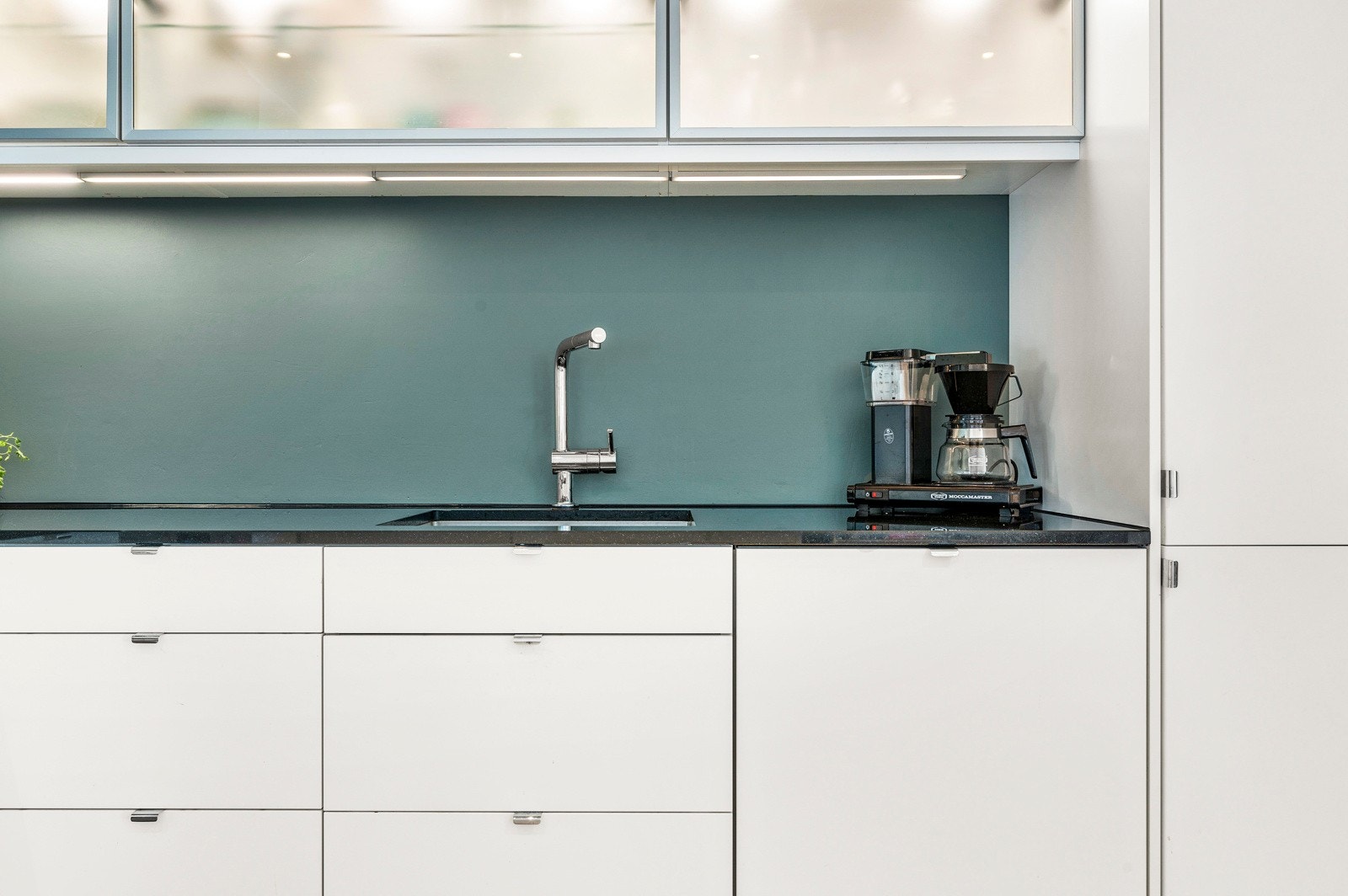 Kjøkkenet er utstyrt med integrerte hvitevarer som induksjonstopp, stekeovn, oppvaskmaskin og kjøleskap. Alle integrerte hvitevarer vil følge boligen ved salg. Galleribilde