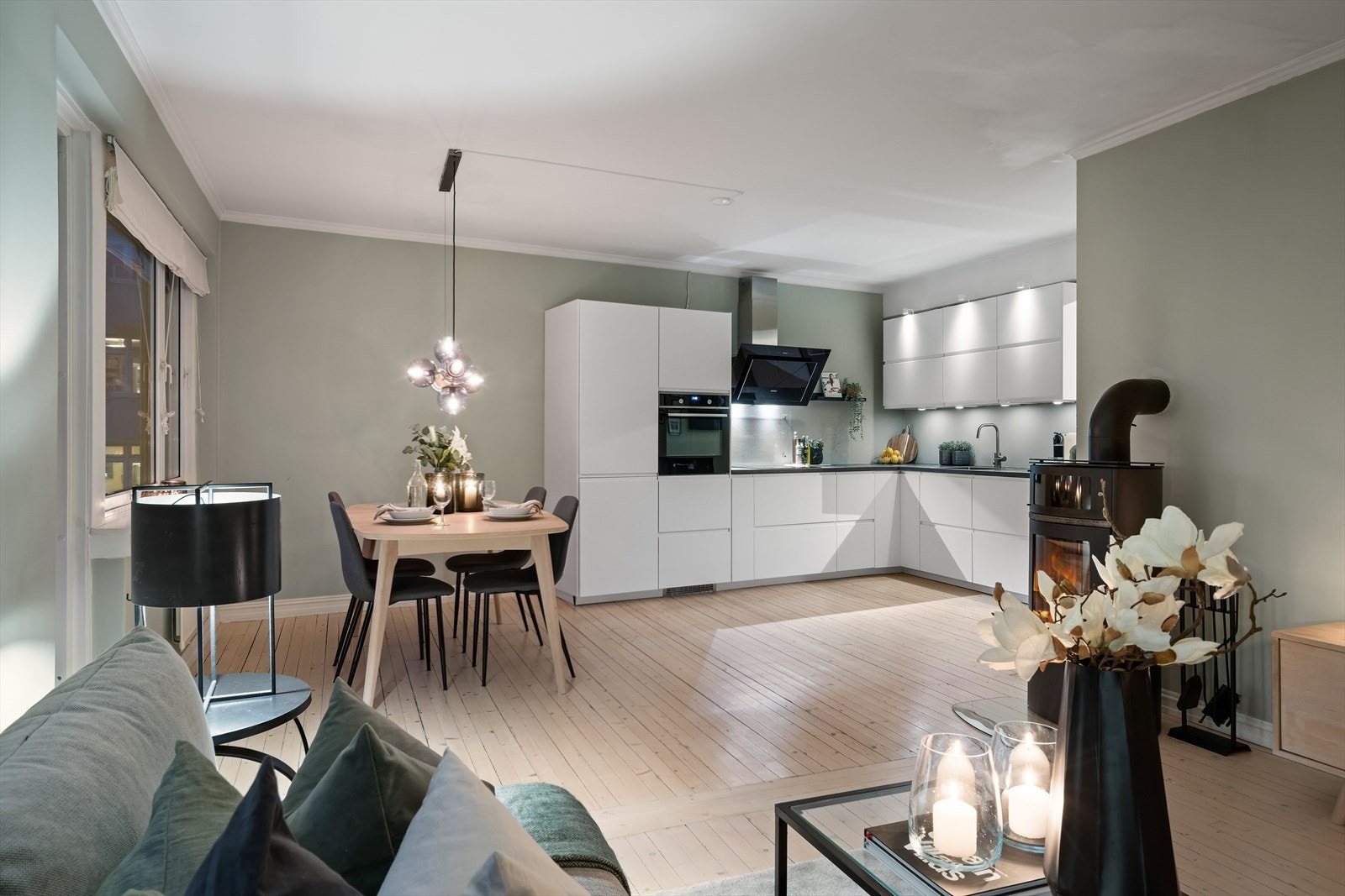 Stilrent kjøkken fra 2019 i åpen løsning Galleribilde