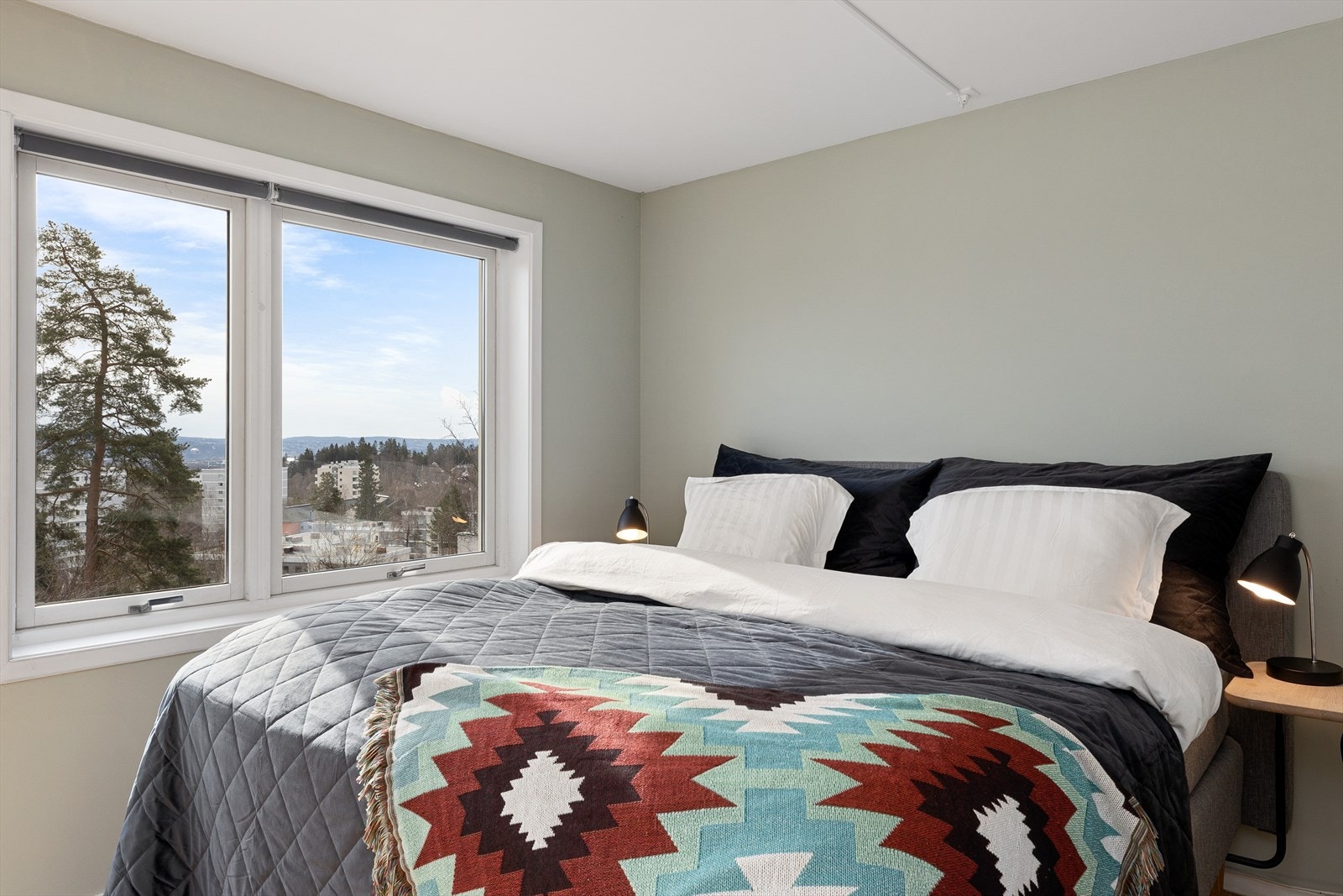 Store vindusflater og skyvedørsgarderobe fra gulv til tak. Galleribilde