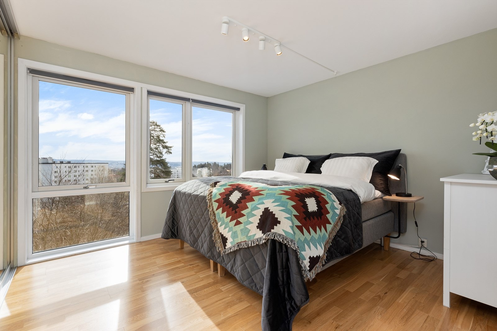 Hovedsoverommet har god plass til dobbeltseng og nattbord på hver side. Galleribilde