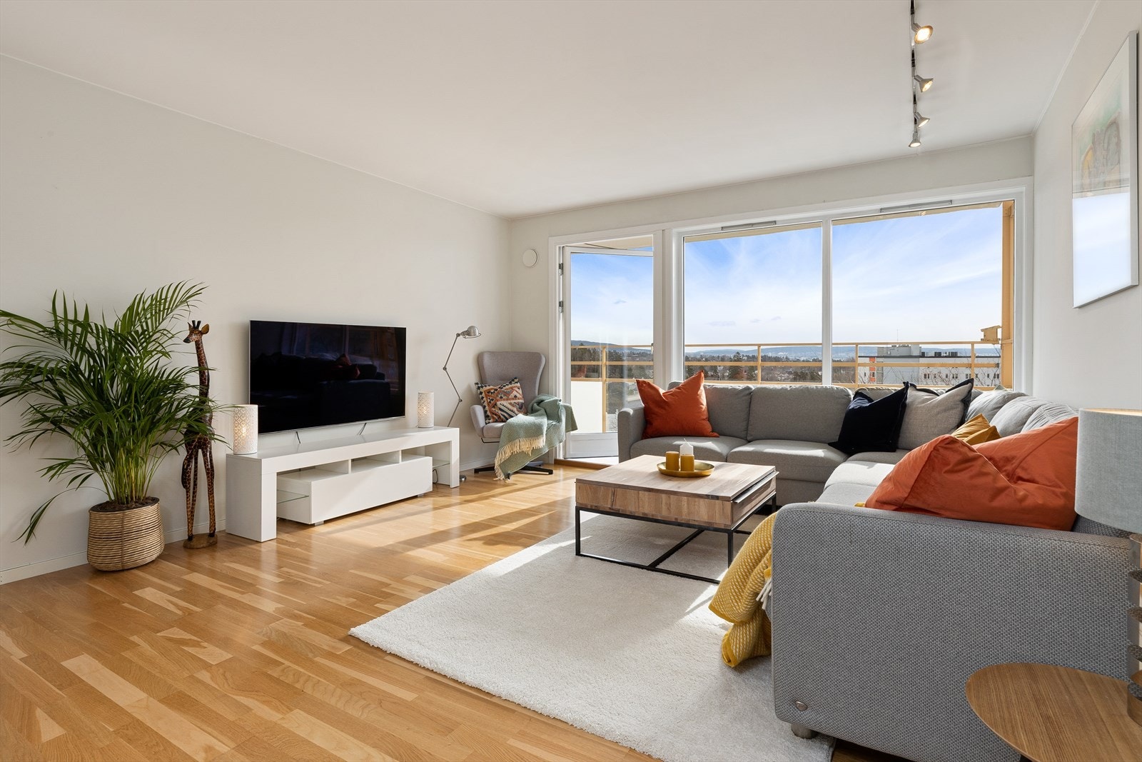 Meget hyggelig og romslig stue med god plass til sofaseksjon og øvrig møblement. Galleribilde