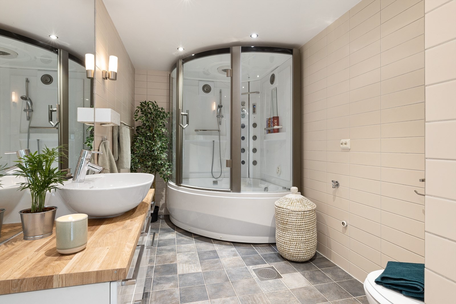 Moderne baderom med down-lights i taket og varmekabler i gulvstøp. Galleribilde