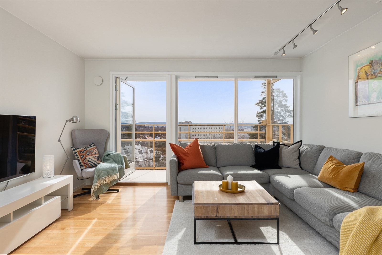 Store vindusflater gir rikelig med lys og skaper en god atmosfære. Galleribilde