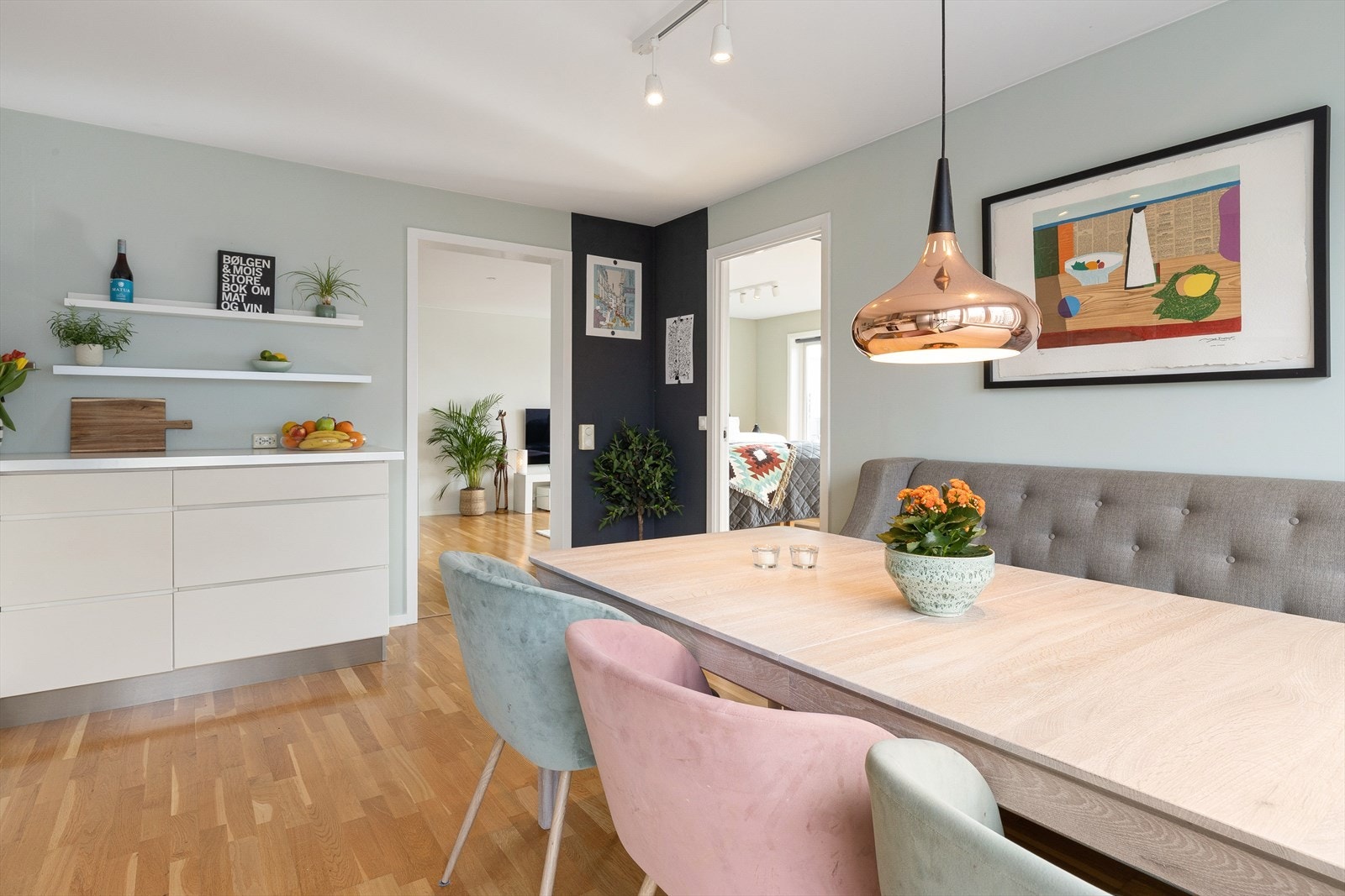 God plass til spisebord til hyggelige sammenkomster. Galleribilde