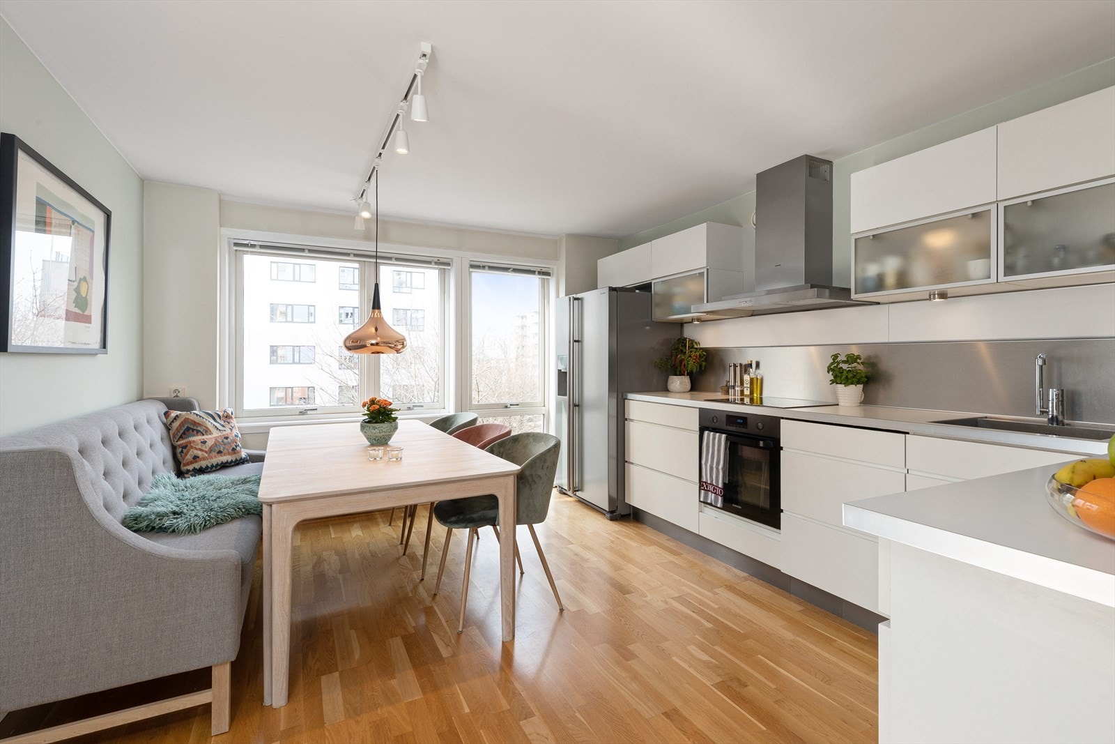 Kjøkken med hvite glatte fronter og integrerte hvitevarer. Galleribilde