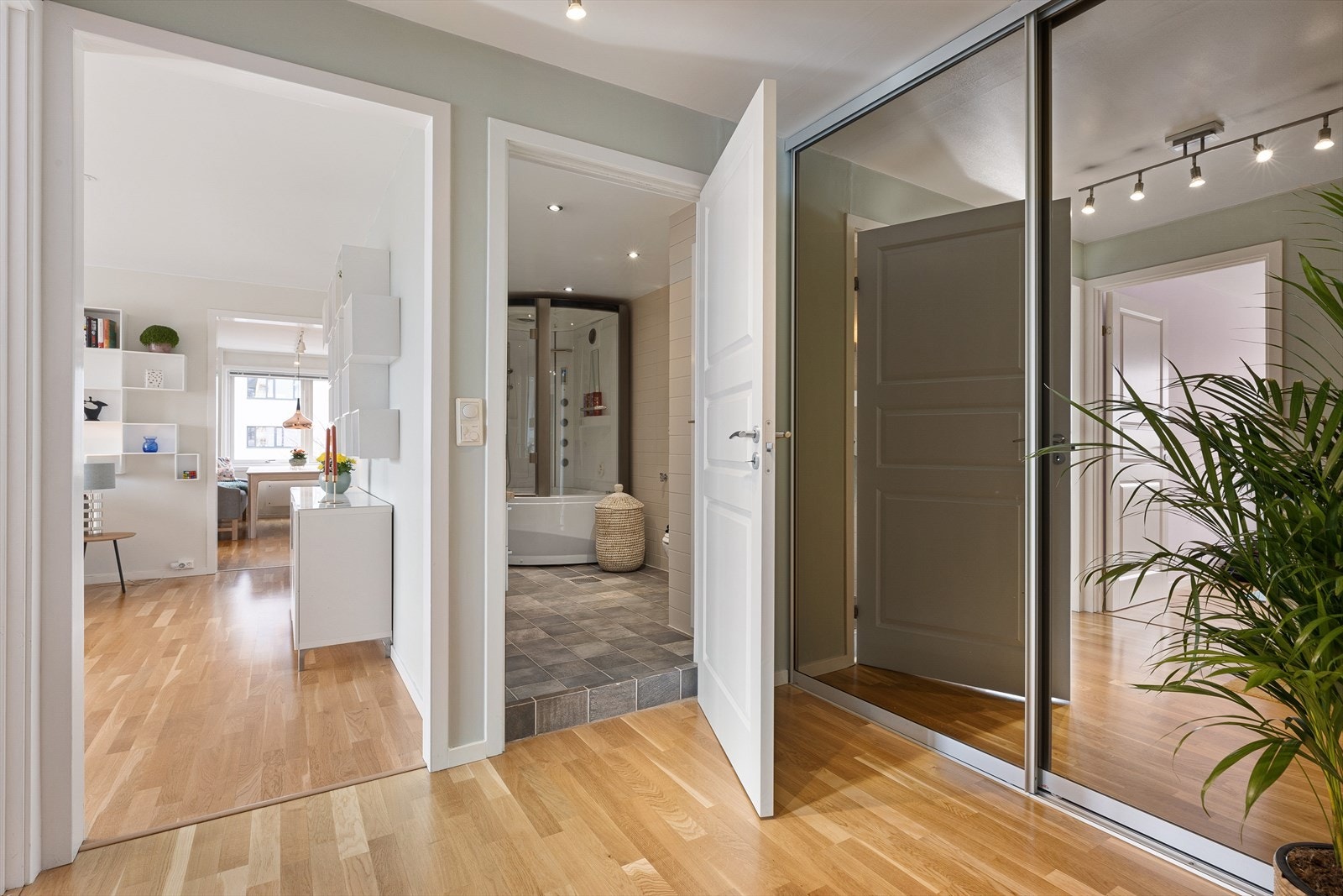 Stor og åpen entré med en meget nyttig garderobeløsning. Galleribilde