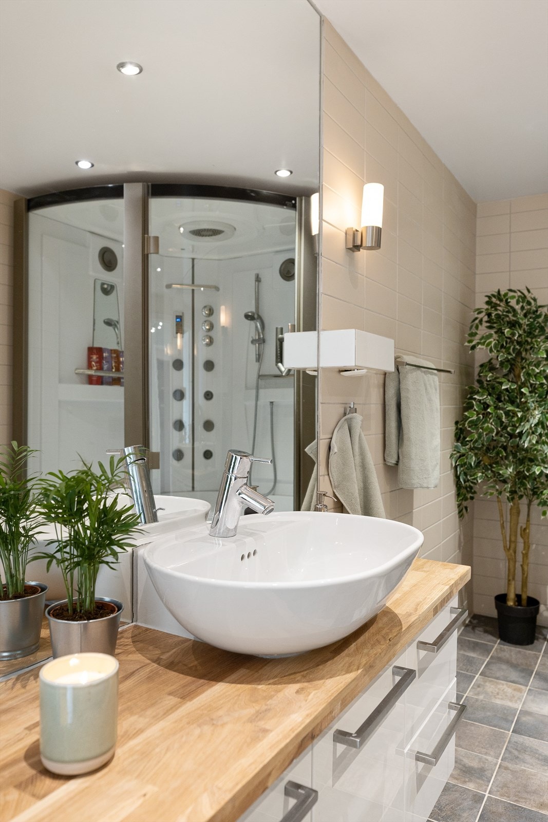 På badet er det vegghengt speil over servantskapet. Galleribilde