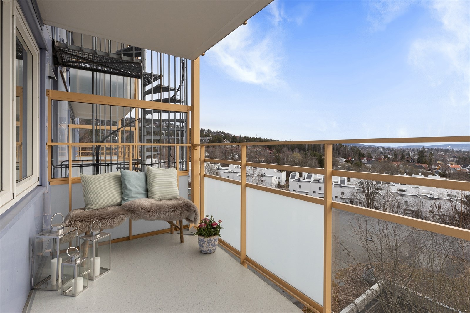Leiligheten har en flott balkong på 11 m2 med en vidstrakt utsikt. Galleribilde