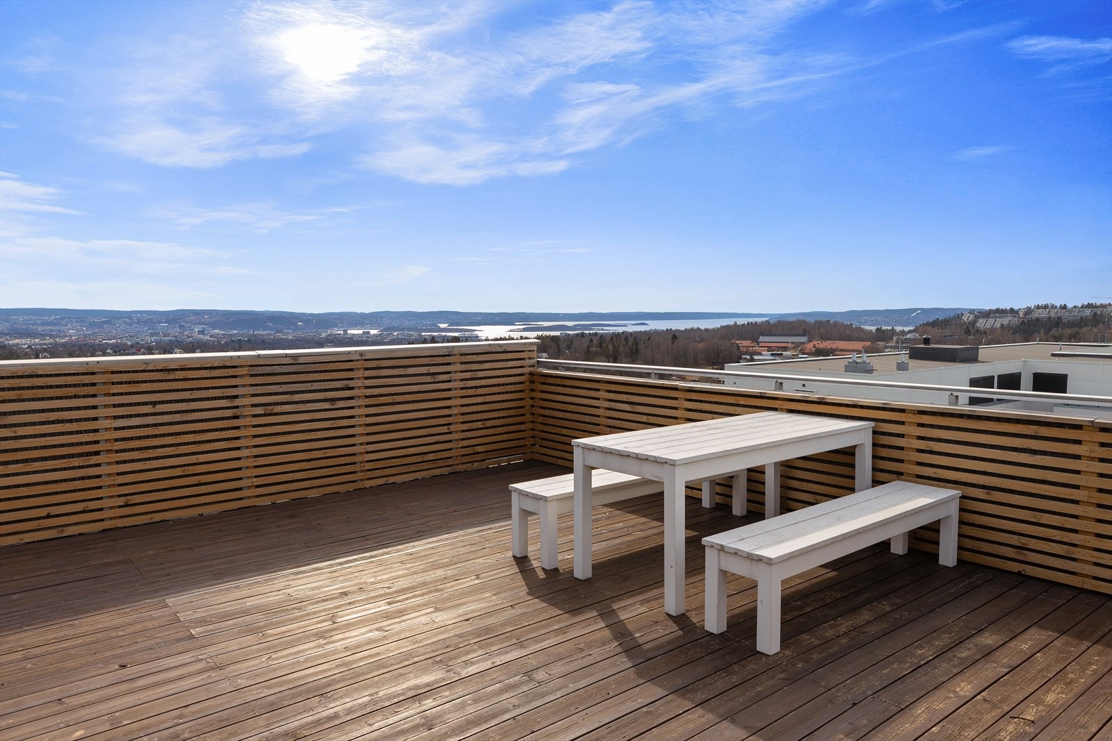 Felles takterrasse som beboerne kan benytte seg fritt av. Fantastisk utsikt og solforhold. Galleribilde