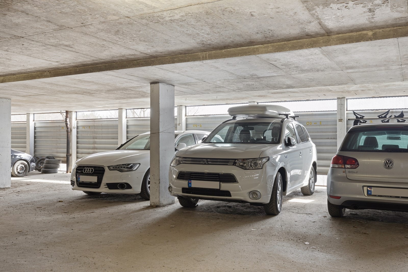 Det medfølger en garasjeplass i felles lukket garasjeanlegg som leies gjennom borettslaget. Galleribilde