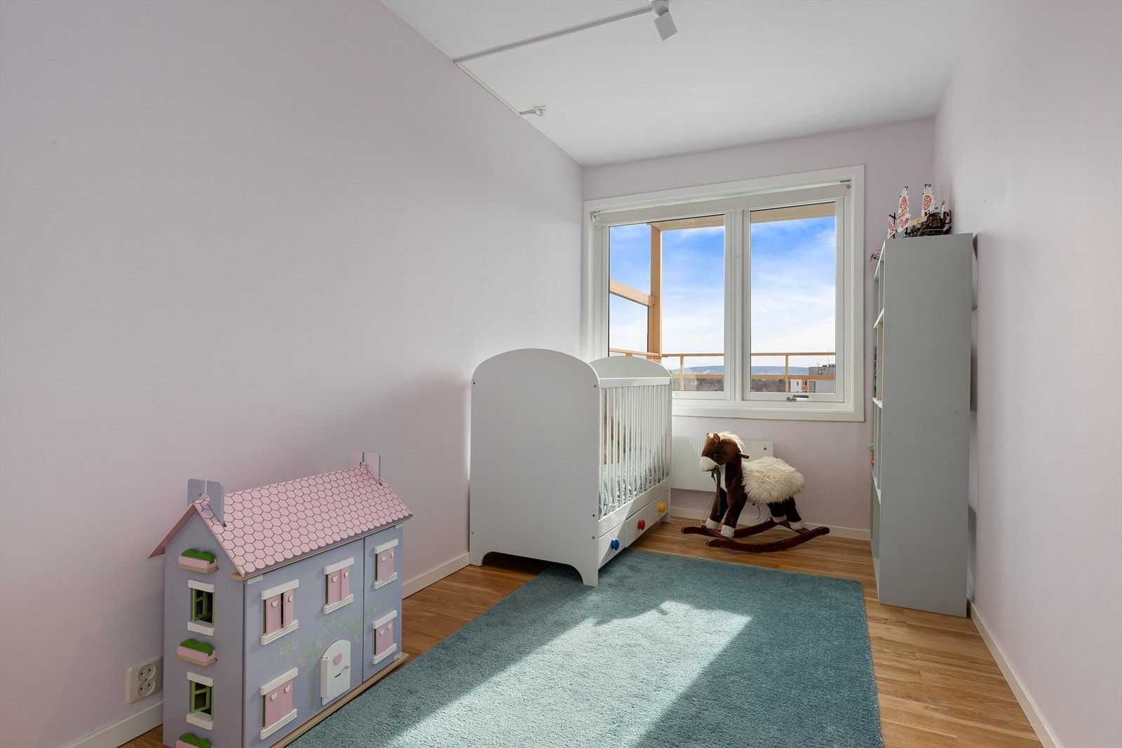 Soverommet er av god størrelse og har god plass til seng og garderobeløsning som gir god lagringsplass. Galleribilde