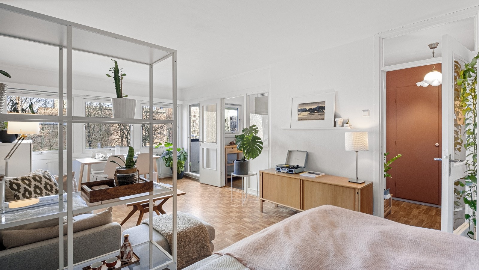 Eier har brukt hyllesystemet som en delvis romdeler for å kunne gi sengen en følelse av å befinne seg i en egen "sone". Galleribilde