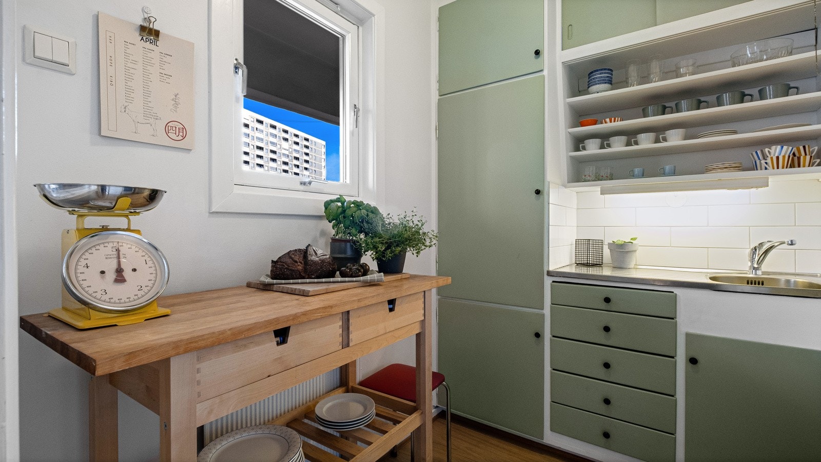 Det er godt med oppbevaringsplass i den originale, plassbygde innredningen med skuffer, hyller og skap. Galleribilde