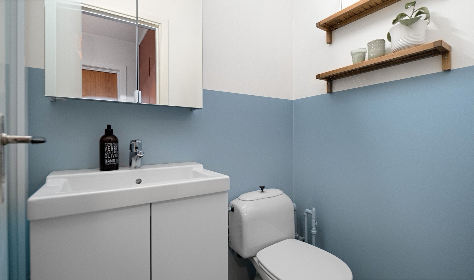 Baderommet er av eldre dato og har behov for oppussing. Galleribilde