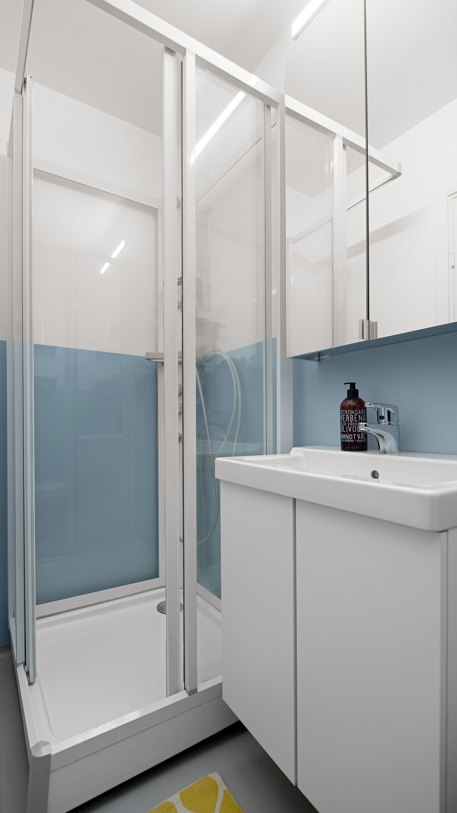 Baderommet består av dusjkabinett, baderomsinnredning og separat toalett. Galleribilde