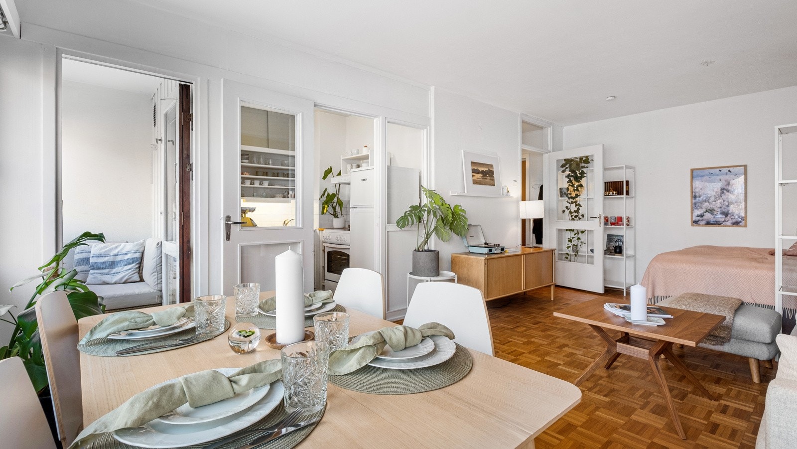 Nåværende eier har innredet med sofasone, mediemøblement, spisesone og seng i stuen. Galleribilde