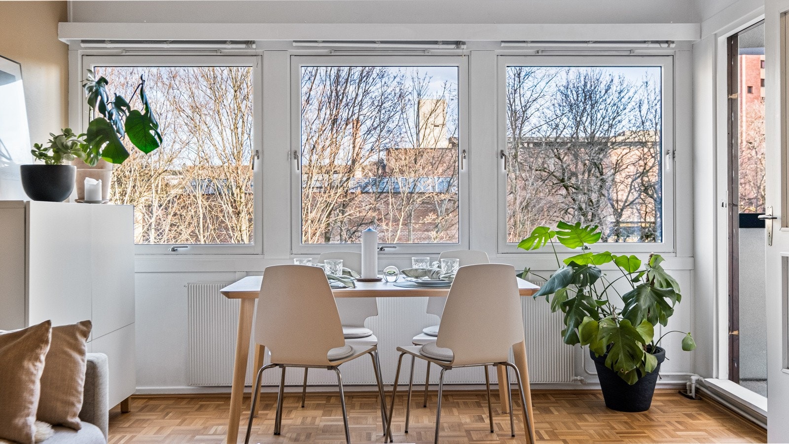 Det er god plass til spisesone rett ved de store, flotte vindusflatene som slipper inn rikelig med naturlig lys. Galleribilde