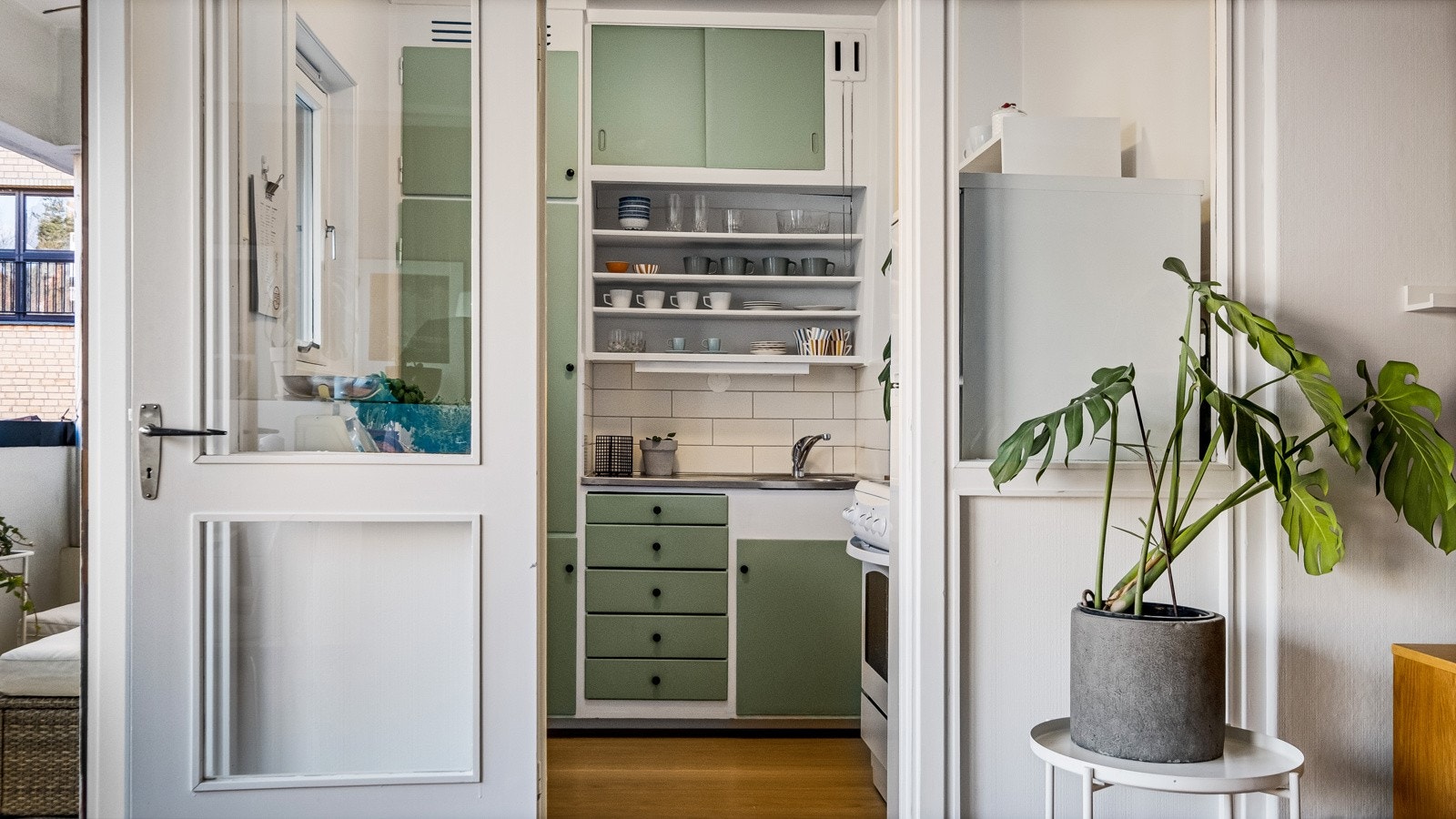 Fra stuen er det inngang til kjøkkenet som har en original og sjarmerende innredning. Galleribilde