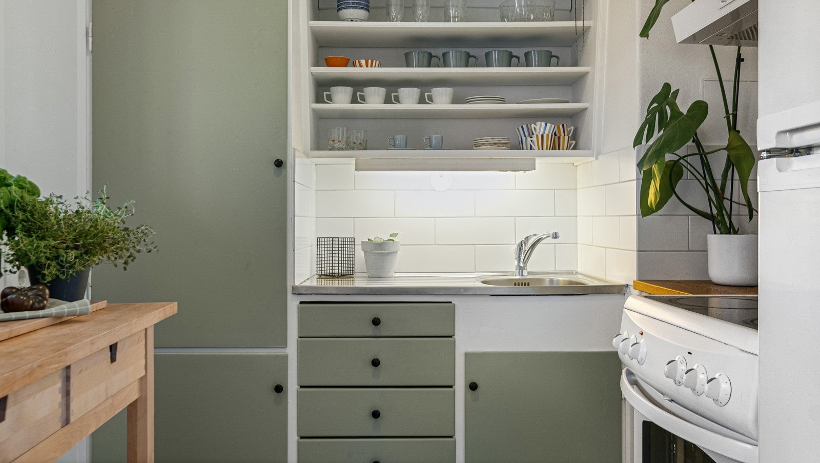 Det er frittstående hvitevarer på kjøkkenet, hvor alle medfølger boligen ved salg. Galleribilde