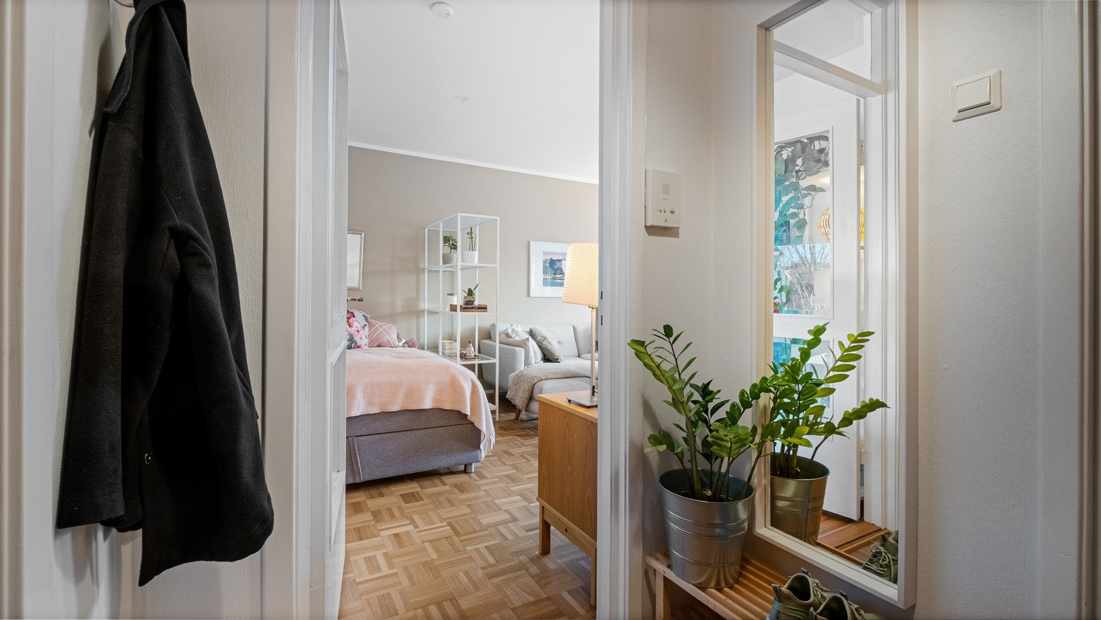 Gangen gir deg et godt førsteinntrykk av boligen med mulighet for å henge fra deg yttertøy samt sette fra deg skotøy. Galleribilde