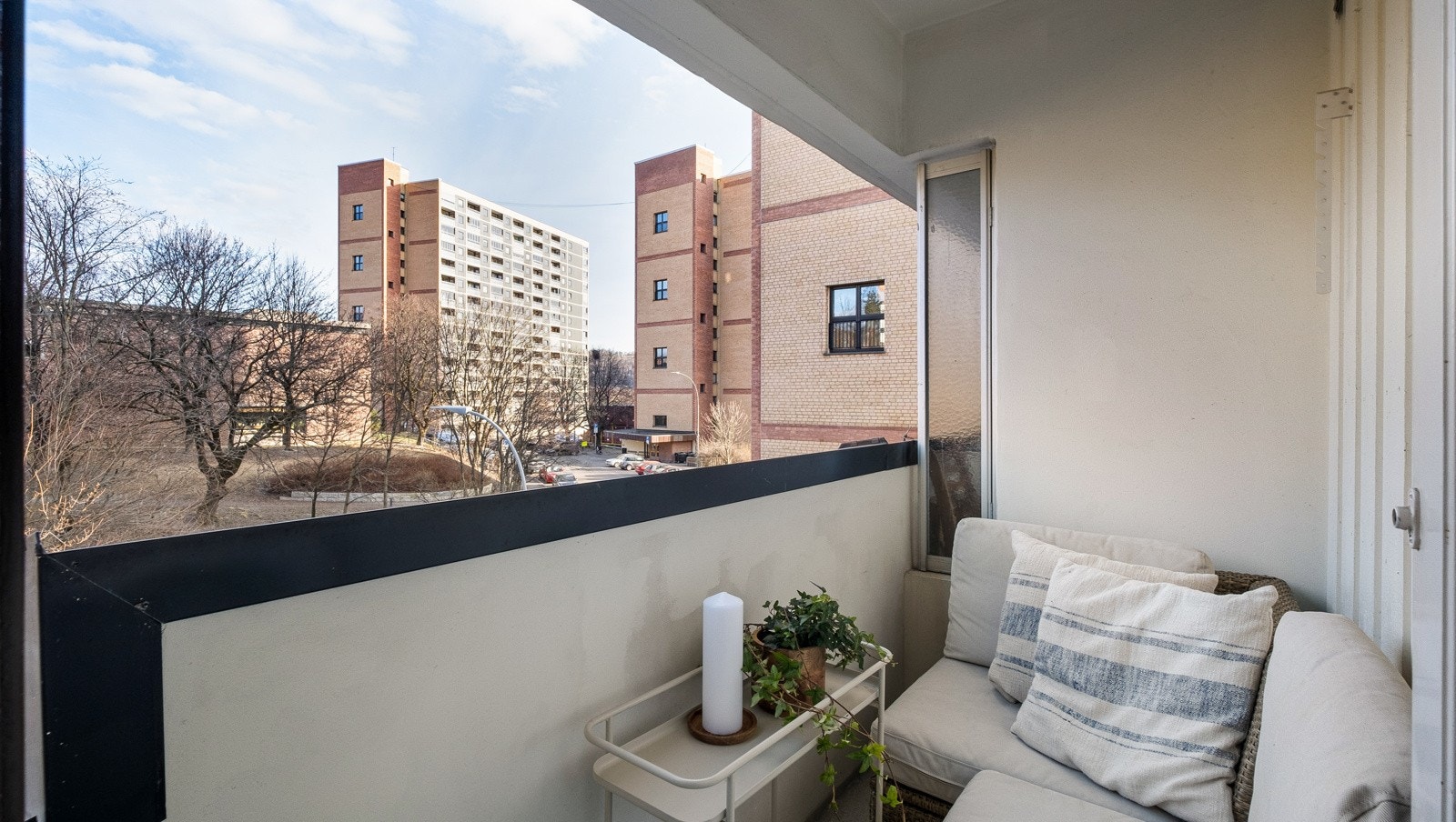 Fra stuen er det utgang til en 2,5m² stor balkong som vender mot sydøst. Galleribilde