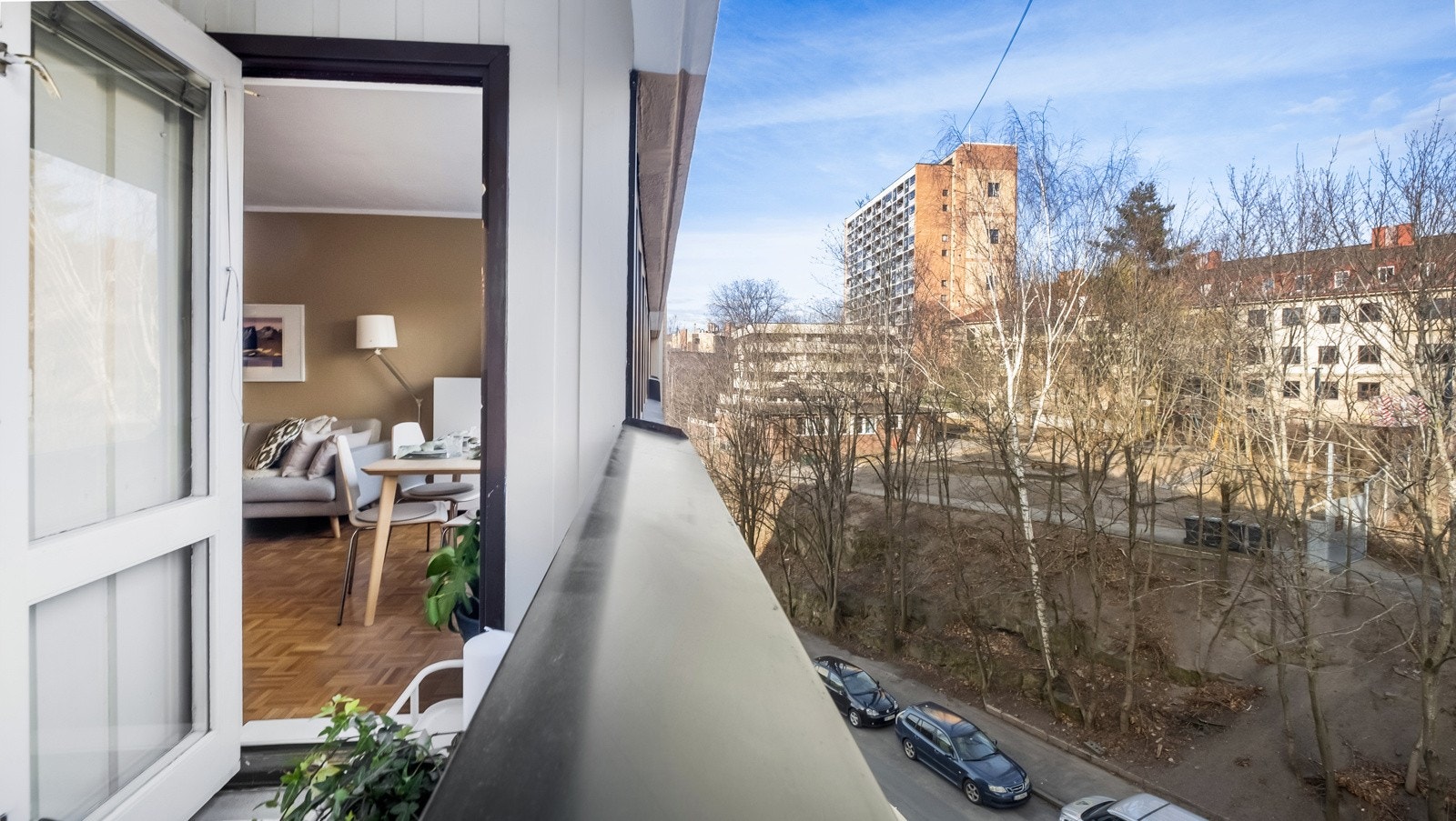 På sommerstid oppleves balkongen som en forlengelse av boligen. Det er også vindu inn på kjøkkenet fra balkongen. Galleribilde