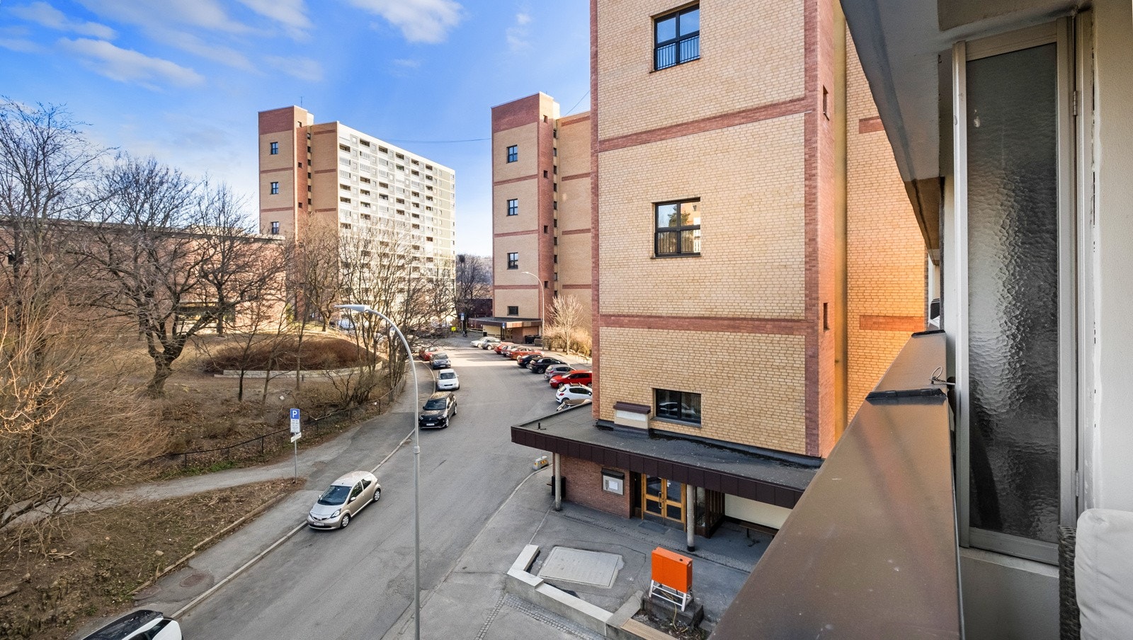 Enerhauggata er en forholdsvis trafikkrolig gate hvor de fleste kjører for å komme seg til sine respektive hjem. Galleribilde