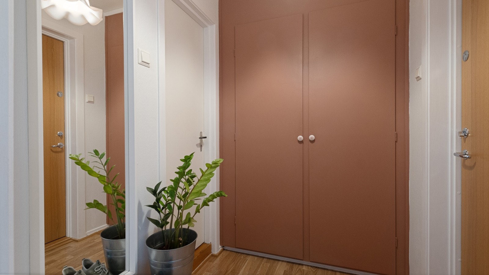 Praktisk, original garderobeinnredning med dype skap. Galleribilde