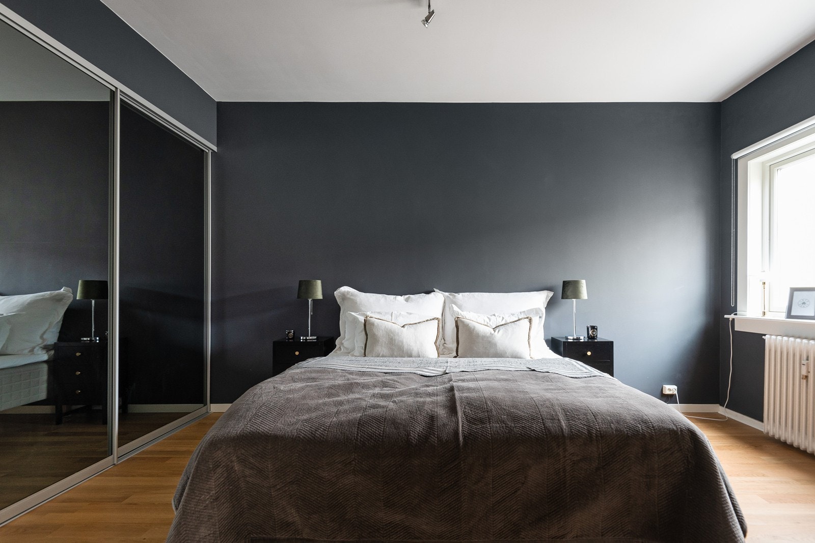 Stort soverom med plass til dobbeltseng og nattbord på begge sider. Galleribilde