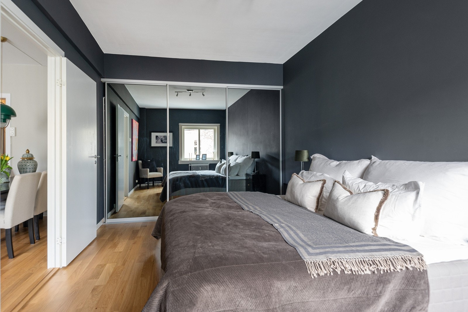 Innebygget speilskap som gjøre at man får utnyttet plassen optimalt. Galleribilde