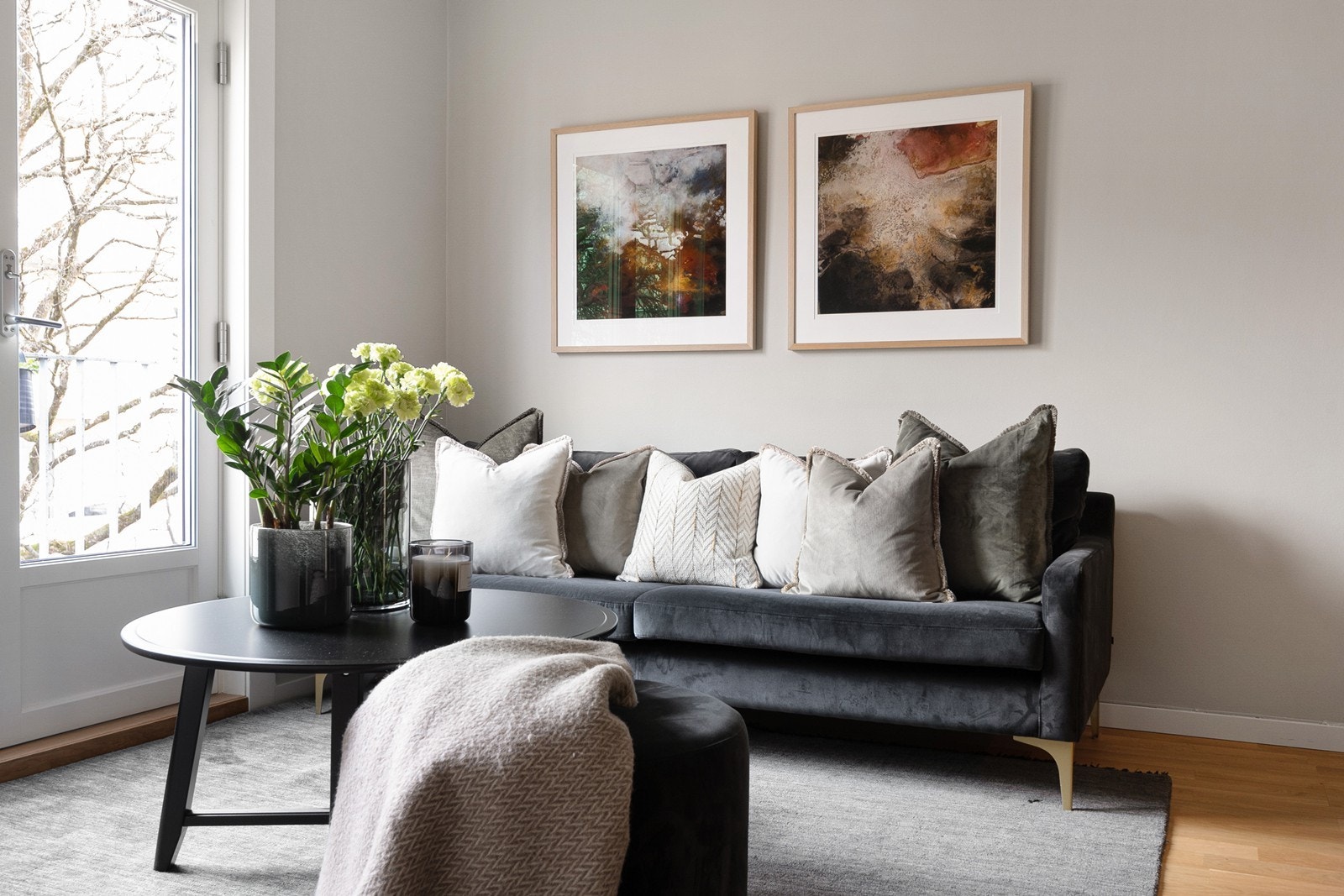 Stue. Den franske balkongen gjør at vindusflaten slipper inn godt med naturlig lys i stuen. Galleribilde