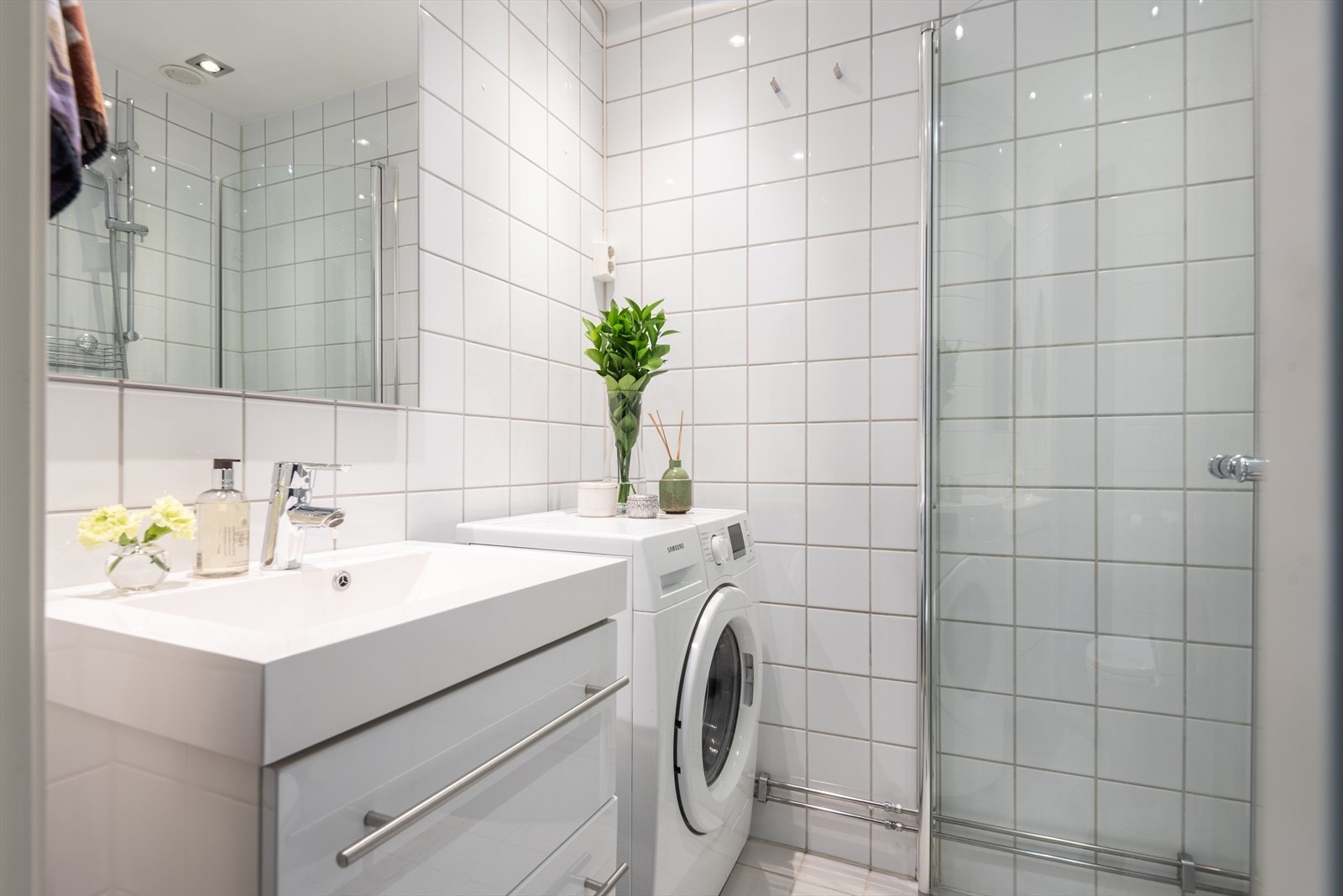 På badet er det opplegg for vaskemaskin. Galleribilde