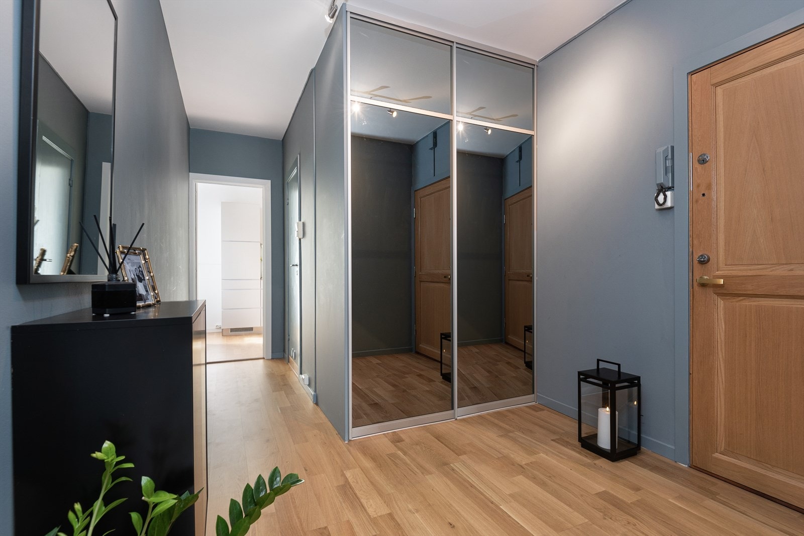 Gang/entré. Innebygget speilskap. Galleribilde